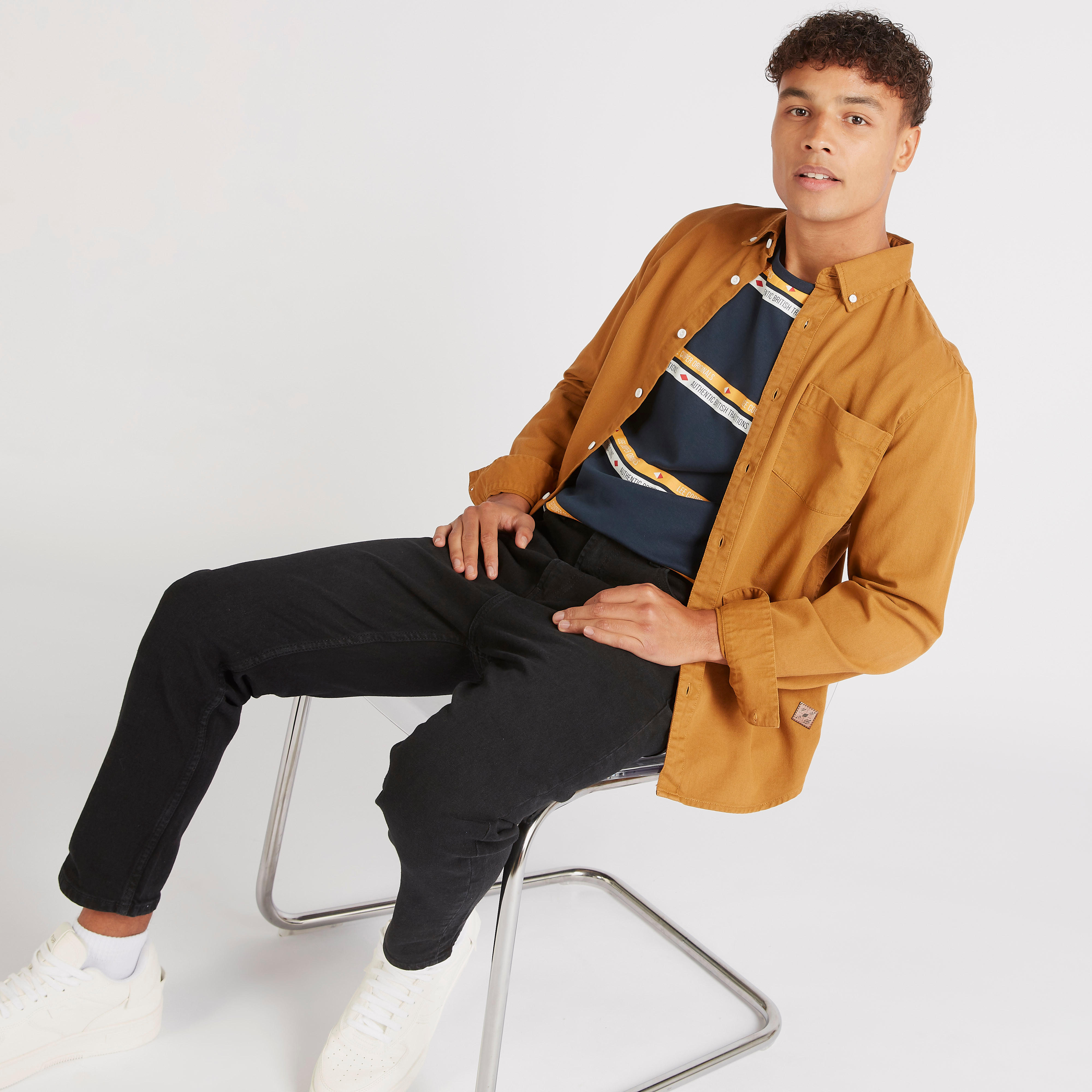 تيشيرت مقلّم بياقة ضيّقة وأكمام قصيرة من لي كوبر-men-clothing-tshirtsandpolos-tshirts-image-2