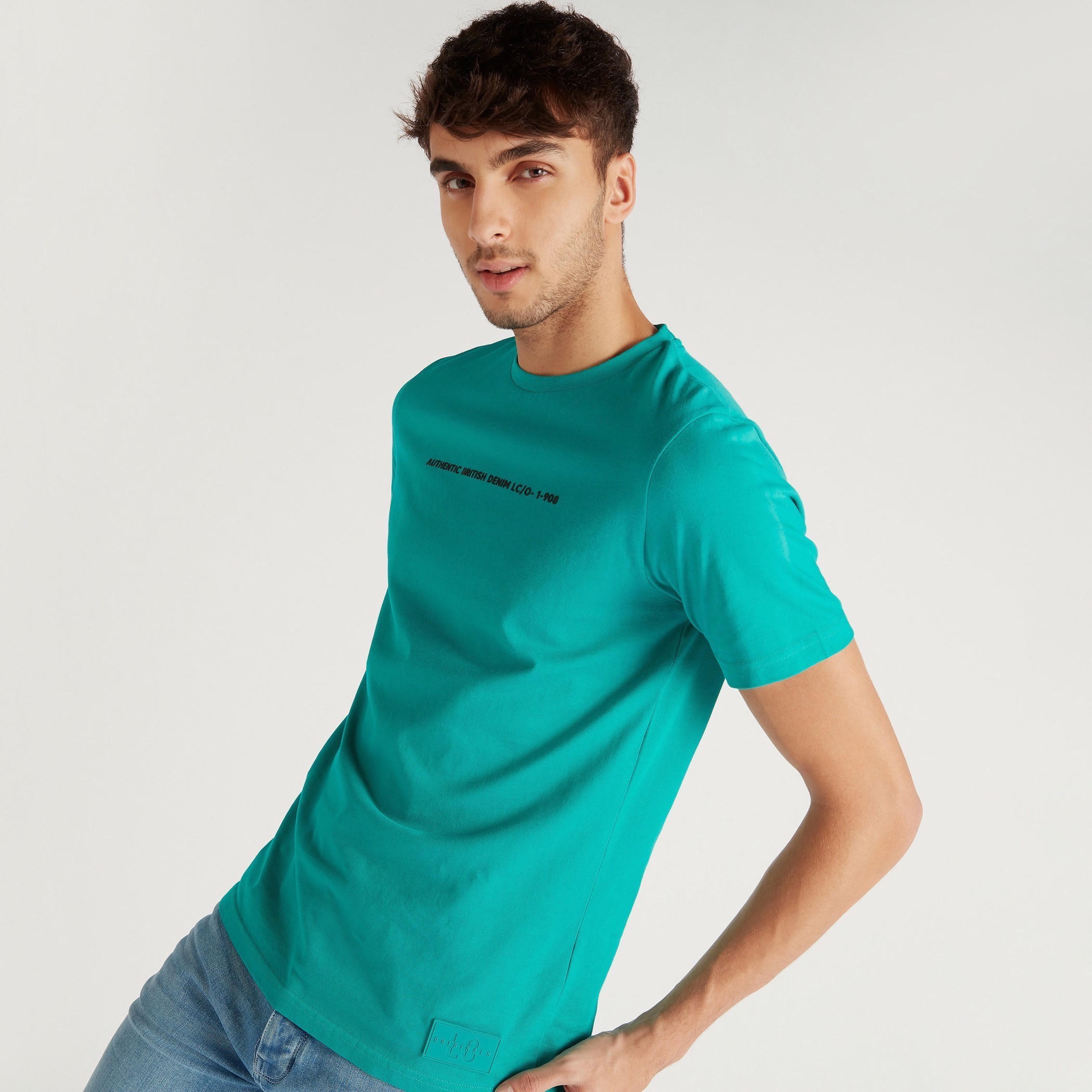 تيشيرت بياقة ضيّقة وأكمام قصيرة وطبعات من لي كوبر-men-clothing-tshirtsandpolos-tshirts-image-1
