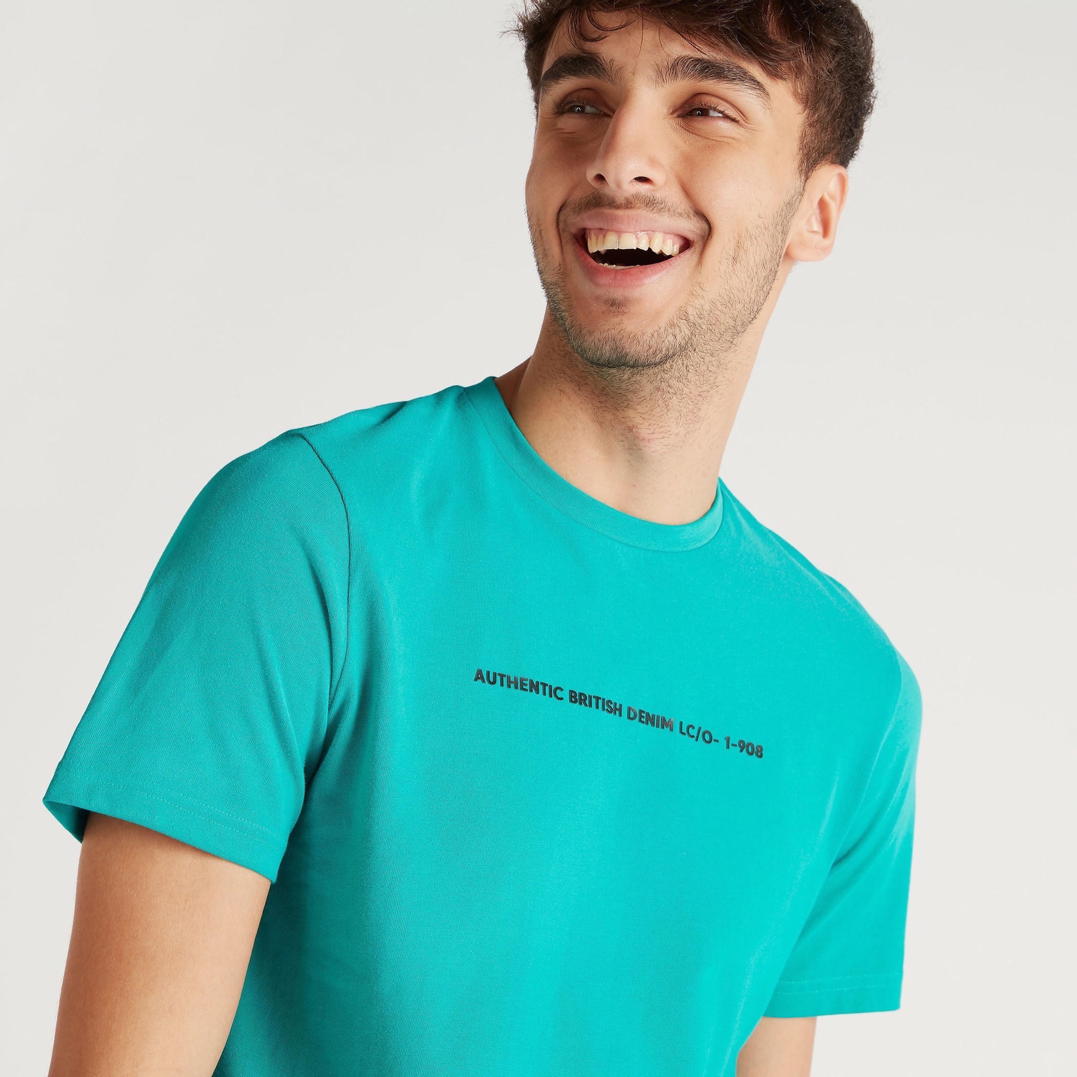 تيشيرت بياقة ضيّقة وأكمام قصيرة وطبعات من لي كوبر-men-clothing-tshirtsandpolos-tshirts-image-2