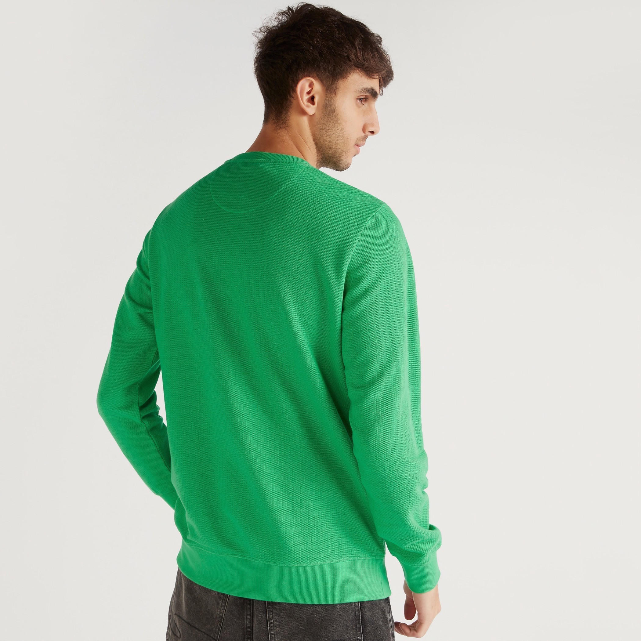 سويت شيرت بياقة ضيّقة وأكمام طويلة وطبعات من لي كوبر-men-winterwear-hoodiesandsweatshirts-image-4