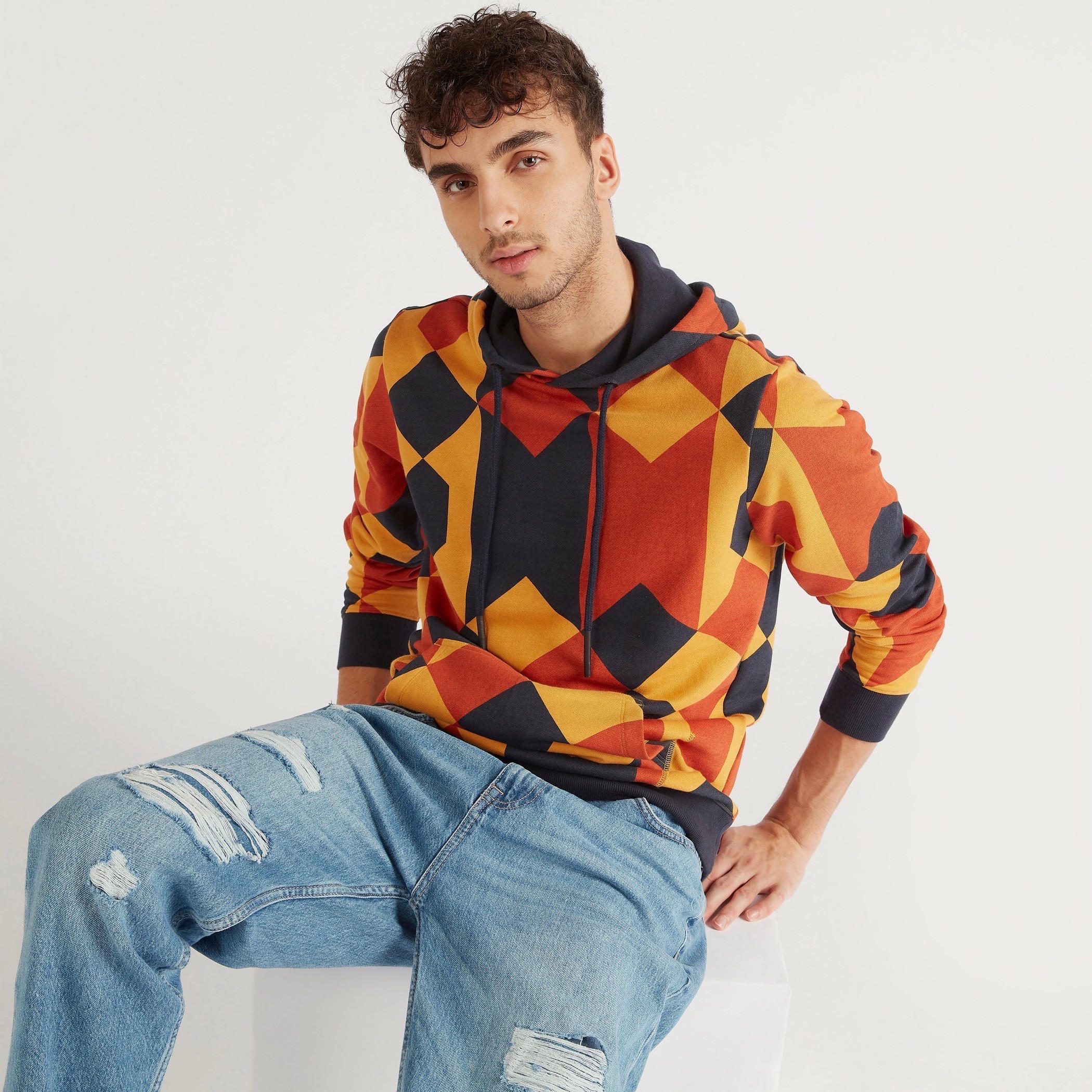 هودي بطبعات وأكمام طويلة وجيب كنغر وطبعات-men-winterwear-hoodiesandsweatshirts-image-1