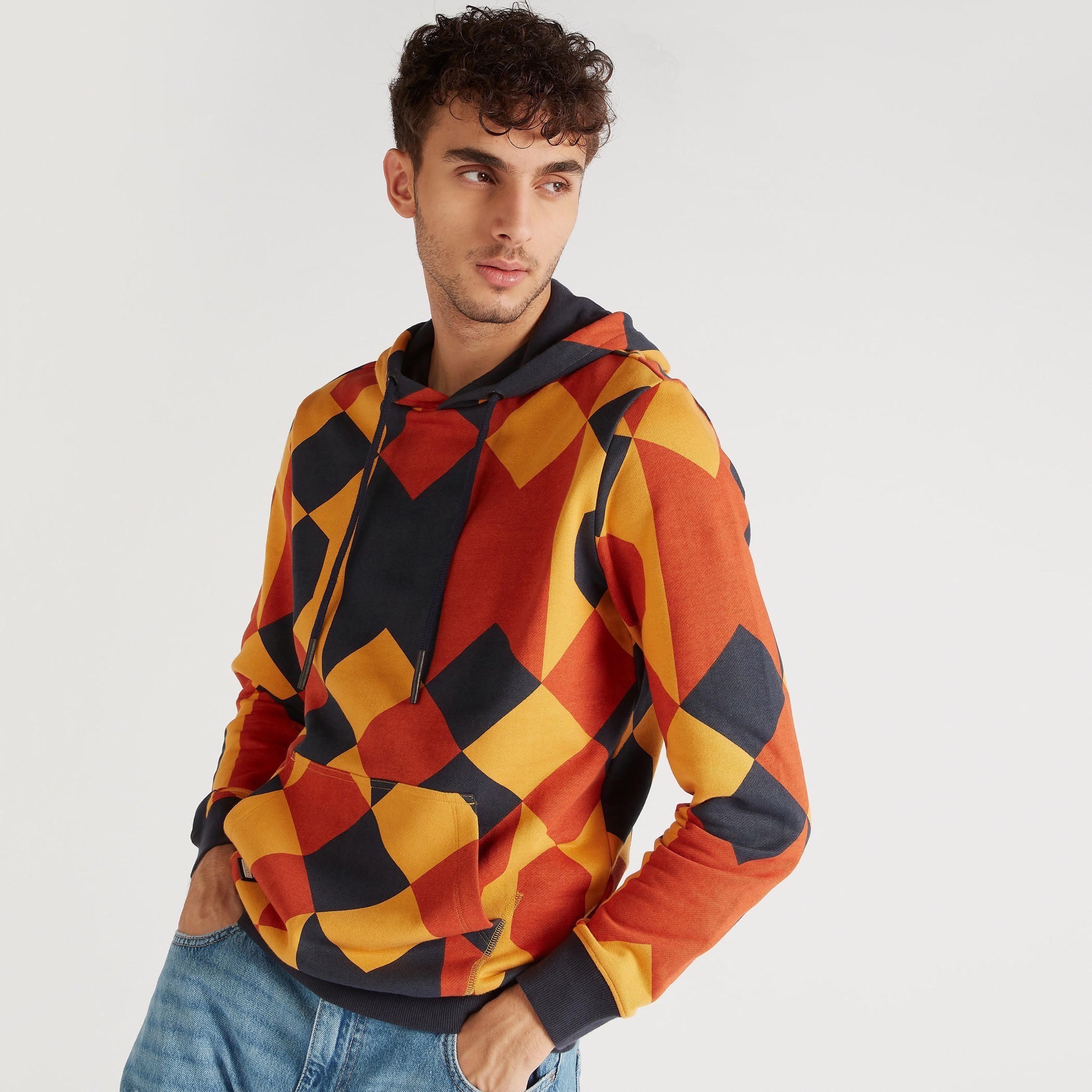 هودي بطبعات وأكمام طويلة وجيب كنغر وطبعات-men-winterwear-hoodiesandsweatshirts-image-2