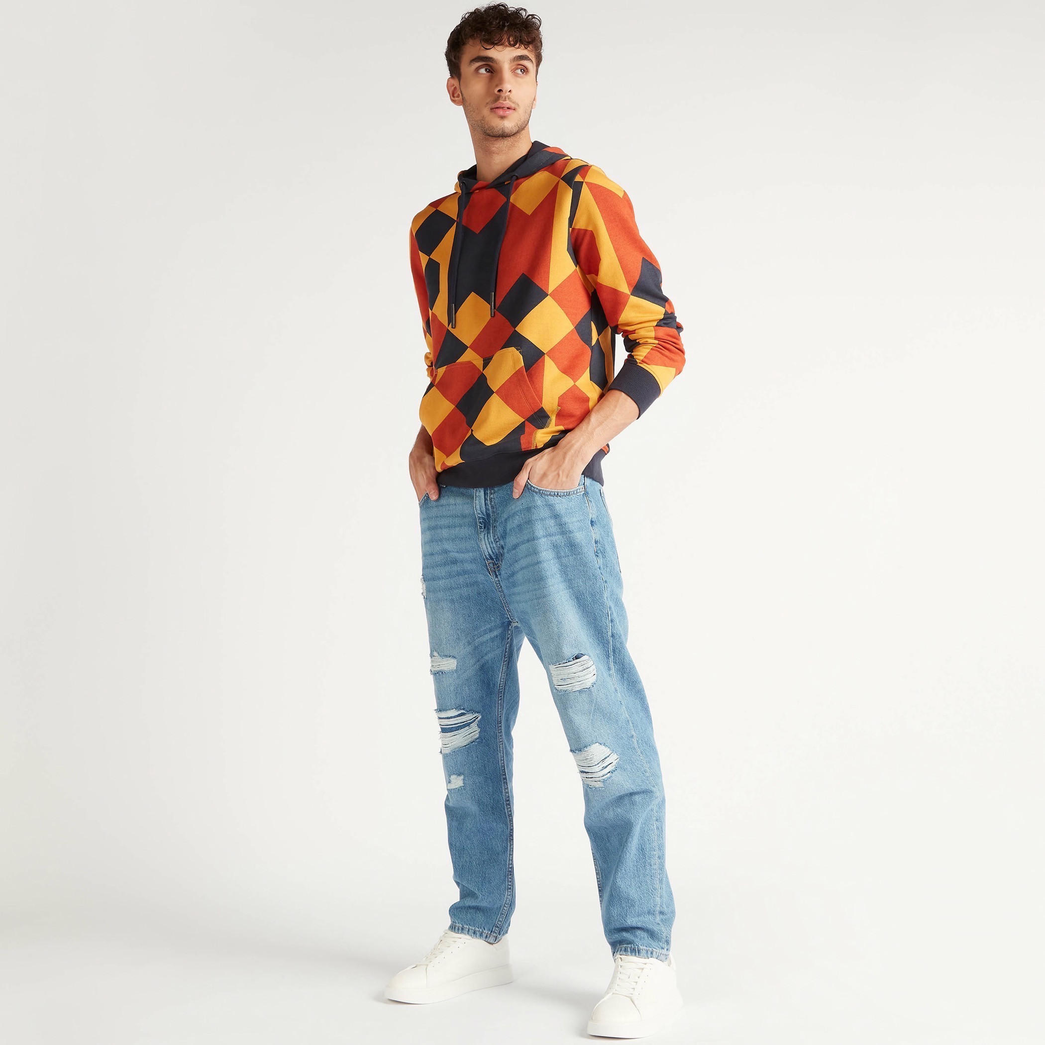 هودي بطبعات وأكمام طويلة وجيب كنغر وطبعات-men-winterwear-hoodiesandsweatshirts-image-3