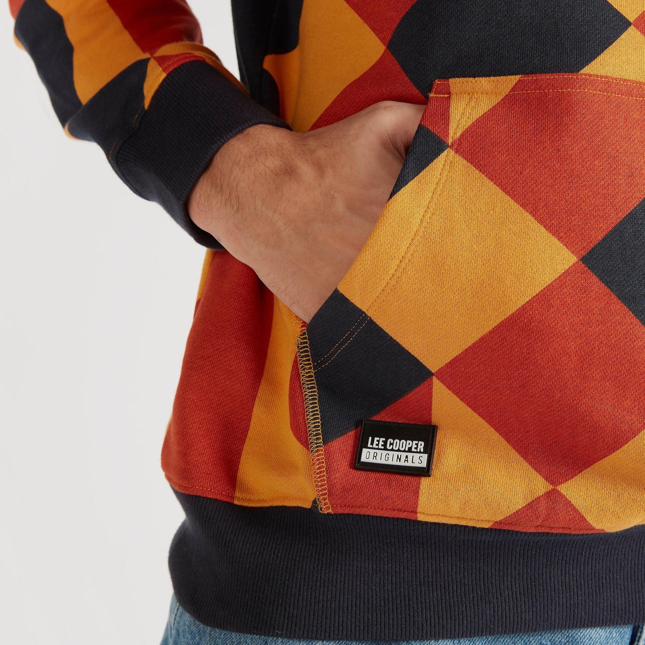 هودي بطبعات وأكمام طويلة وجيب كنغر وطبعات-men-winterwear-hoodiesandsweatshirts-image-5