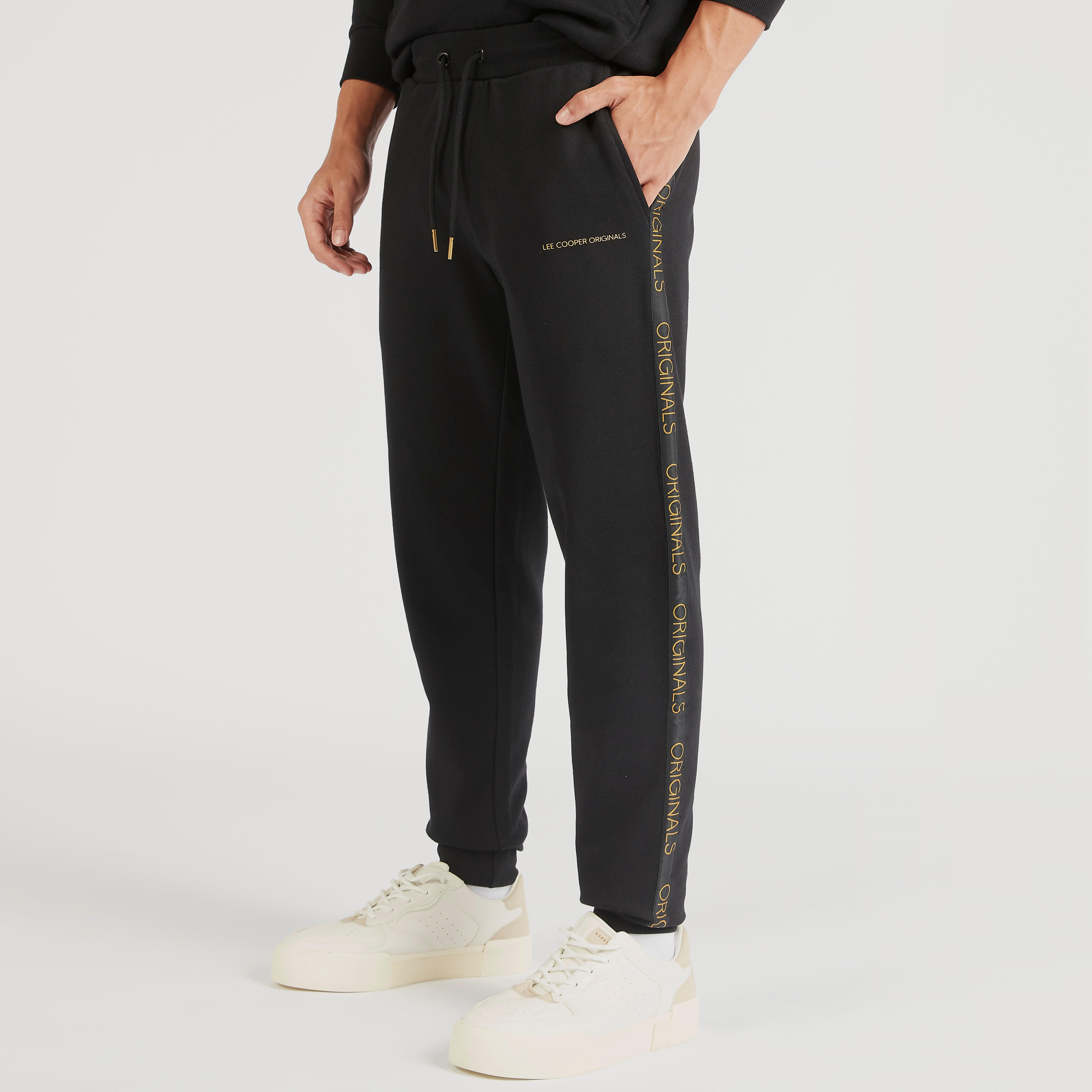 بنطلون رياضي برباط إغلاق وتفاصيل شريط-men-clothing-bottoms-joggers-image-1