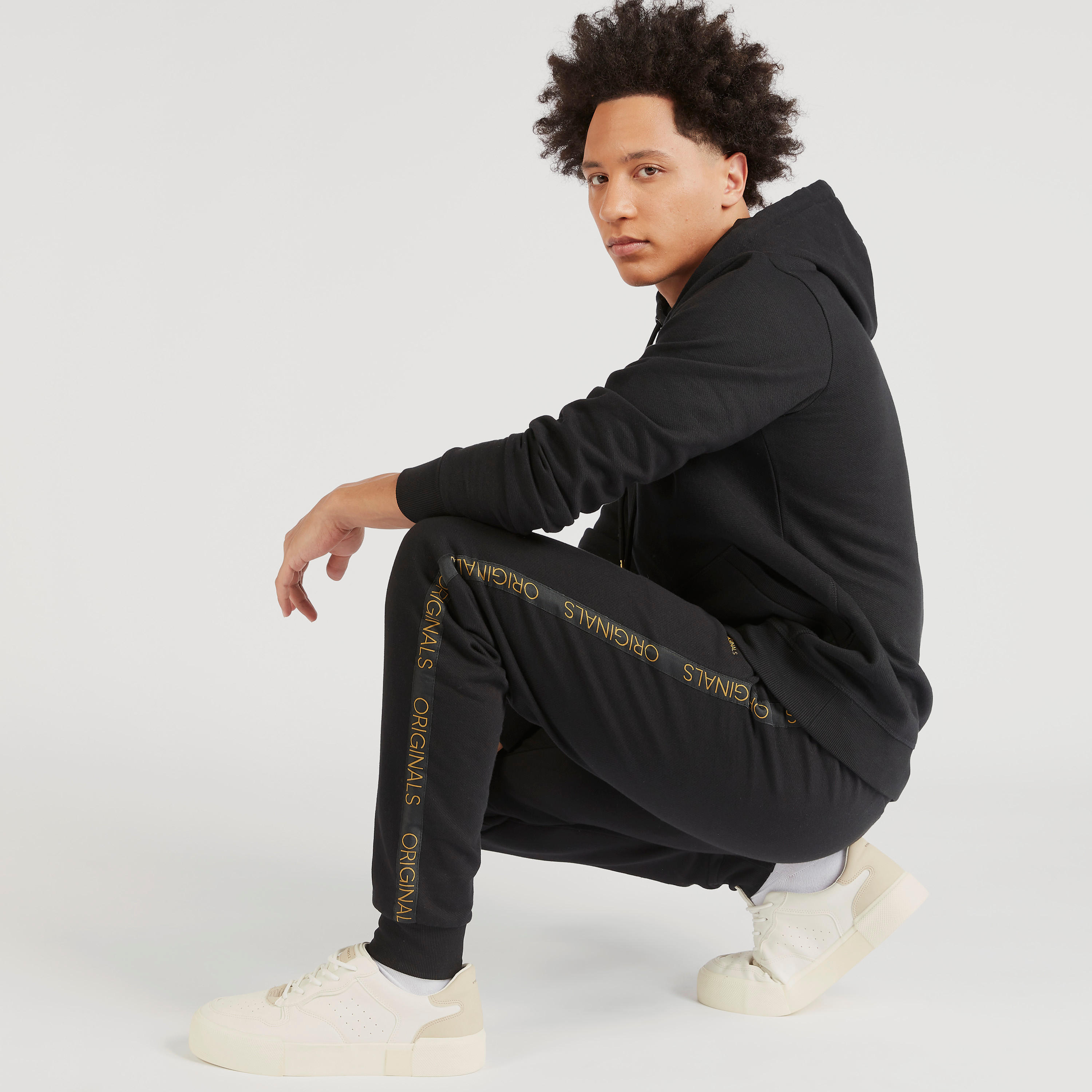 بنطلون رياضي برباط إغلاق وتفاصيل شريط-men-clothing-bottoms-joggers-image-2