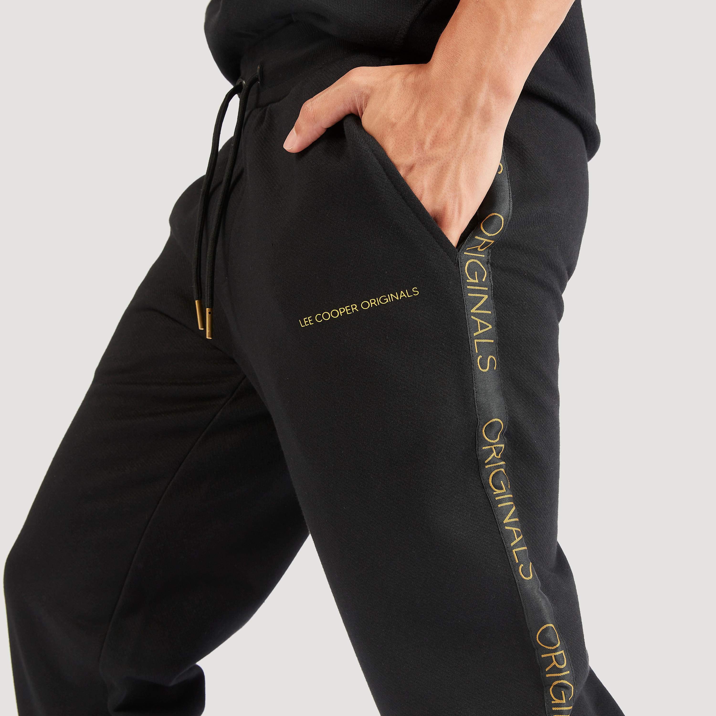 بنطلون رياضي برباط إغلاق وتفاصيل شريط-men-clothing-bottoms-joggers-image-3