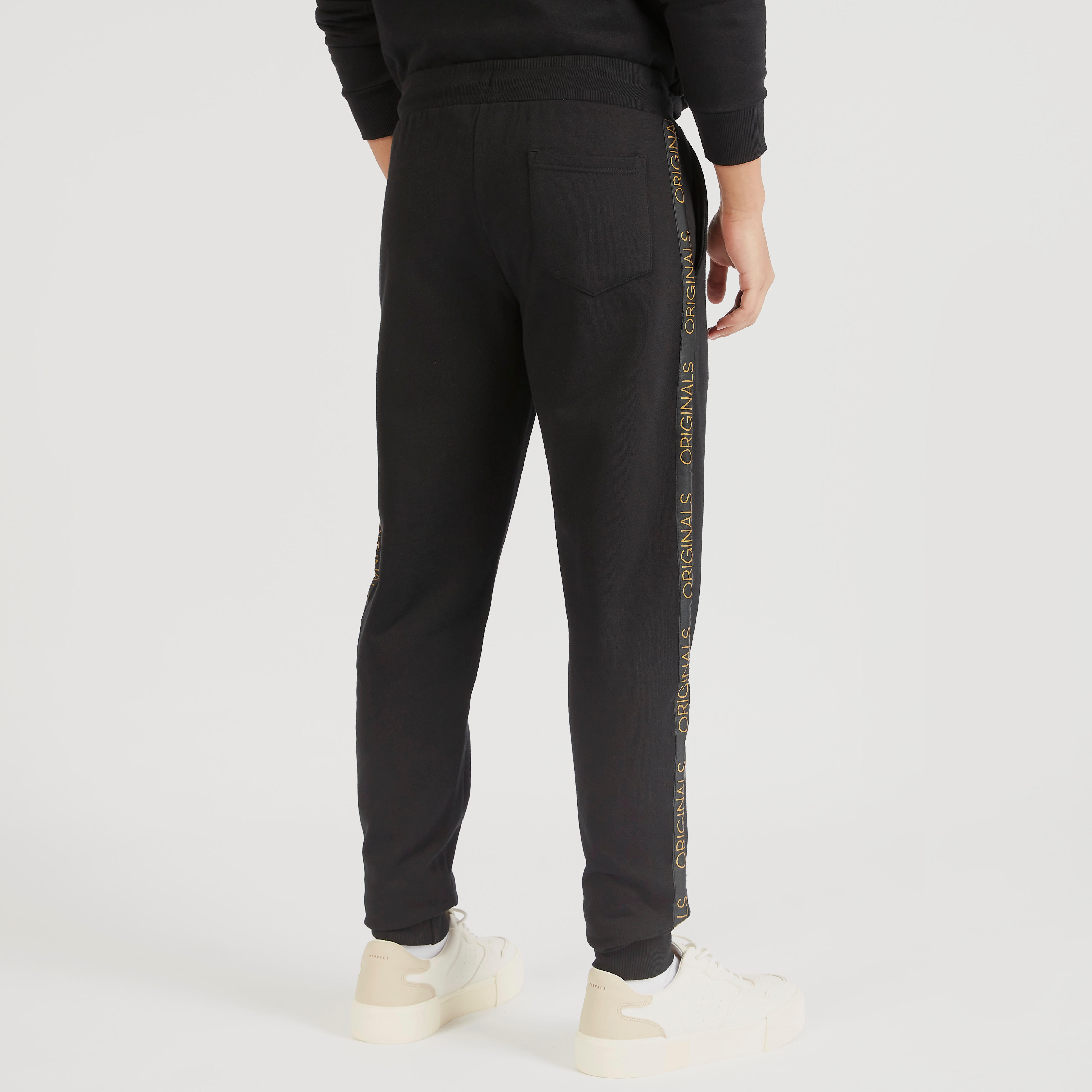 بنطلون رياضي برباط إغلاق وتفاصيل شريط-men-clothing-bottoms-joggers-image-4