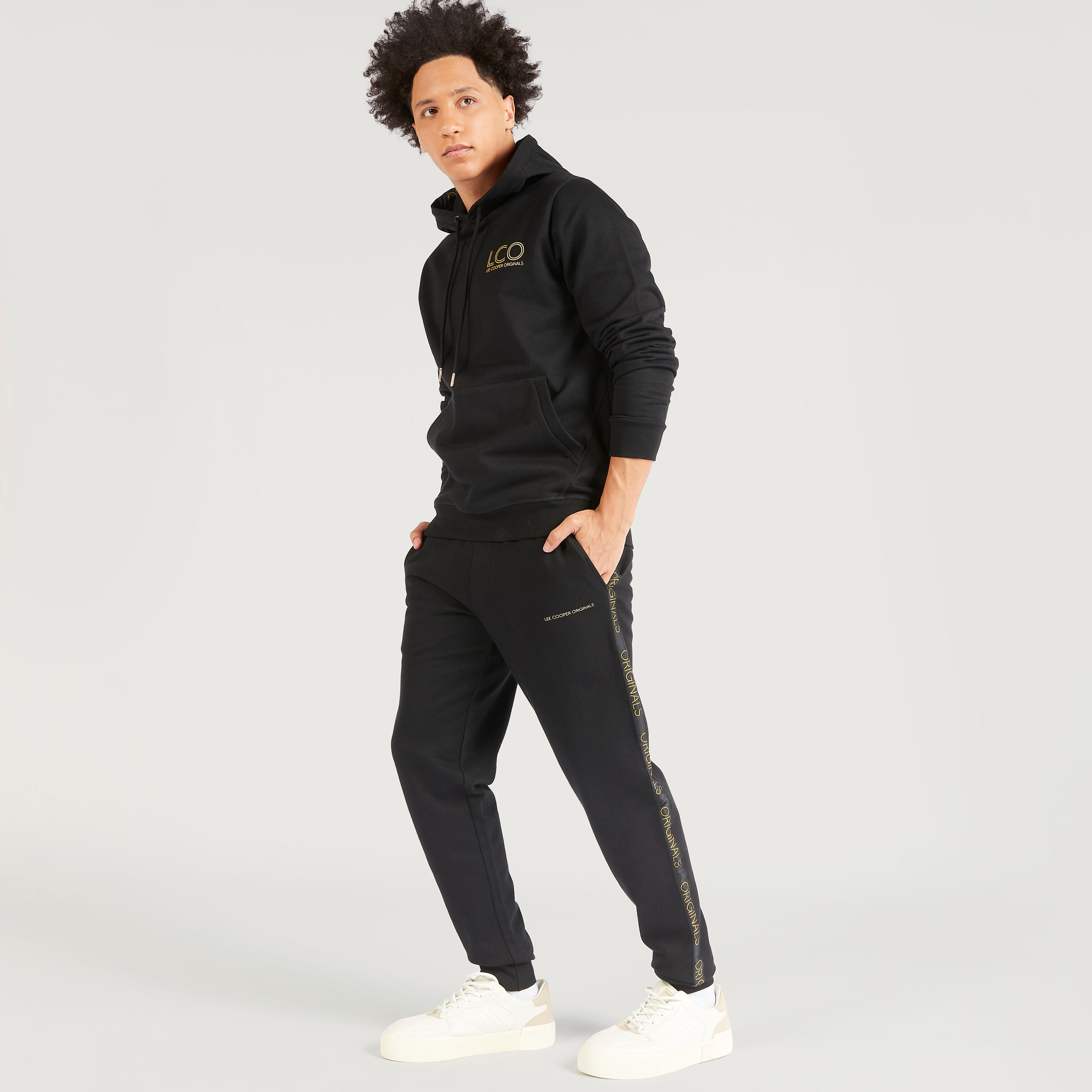 بنطلون رياضي برباط إغلاق وتفاصيل شريط-men-clothing-bottoms-joggers-image-6
