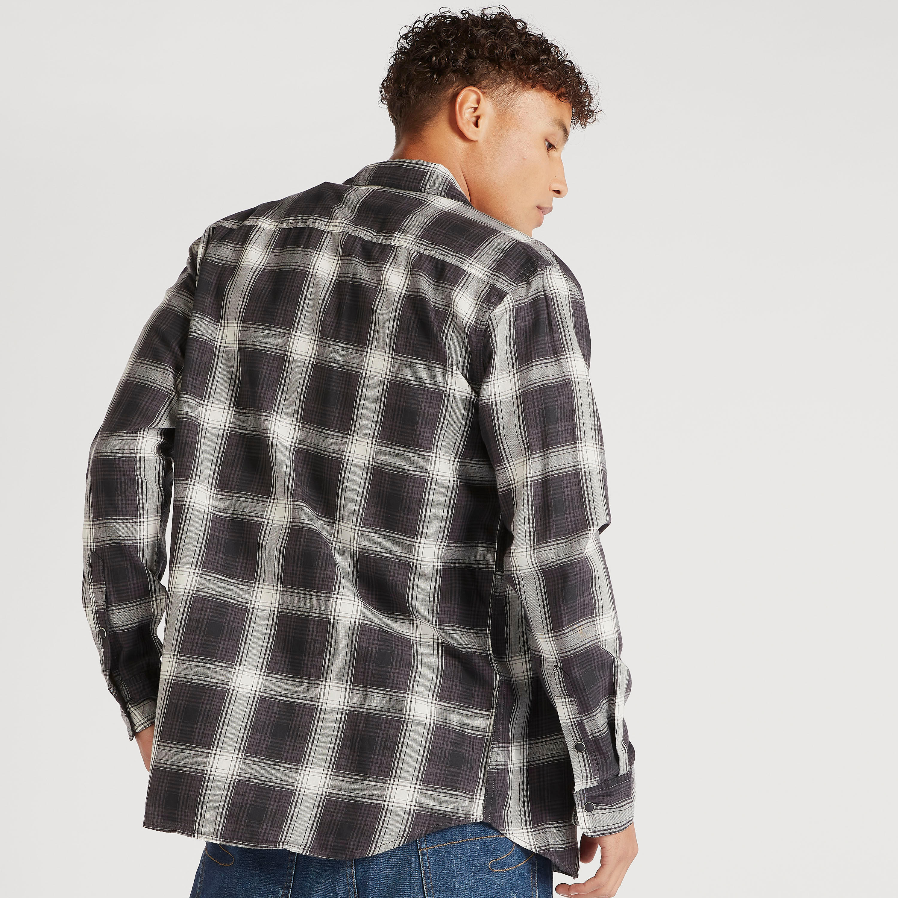 قميص بطبعات كاروهات وياقة عاديّة وأكمام طويلة من لي كوبر-men-clothing-shirts-image-2