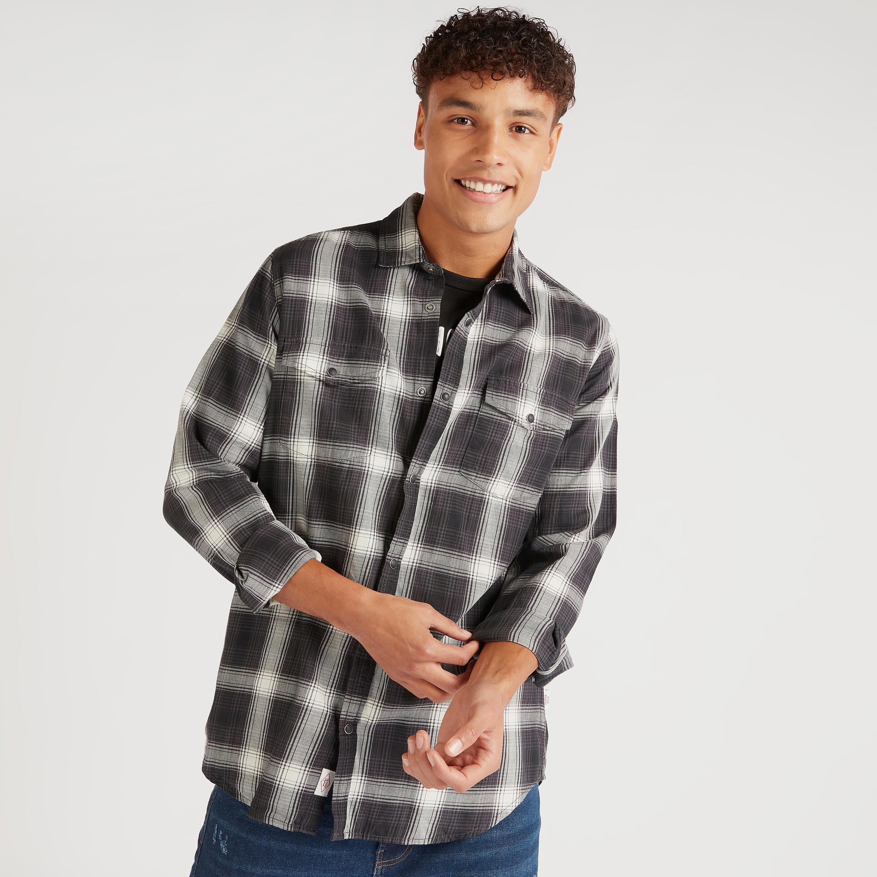 قميص بطبعات كاروهات وياقة عاديّة وأكمام طويلة من لي كوبر-men-clothing-shirts-image-1
