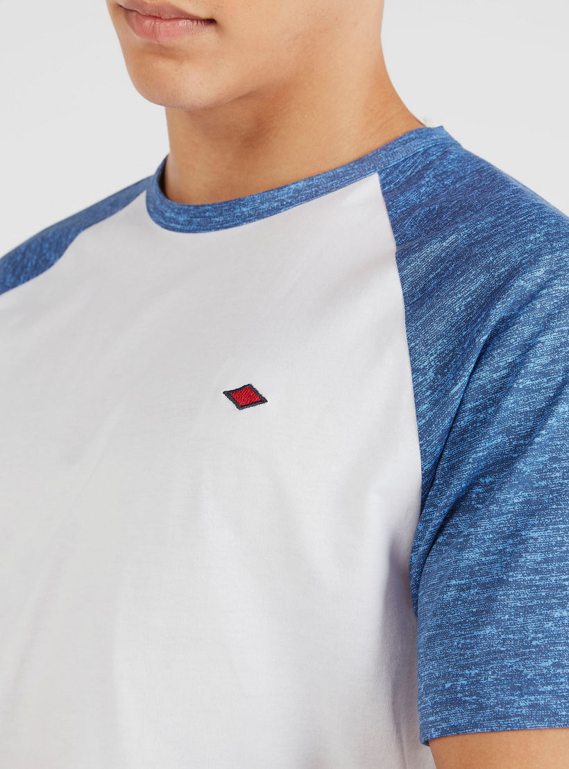 تيشيرت سادة بياقة ضيّقة وأكمام قصيرة من لي كوبر-men-clothing-tshirtsandpolos-tshirts-image-2
