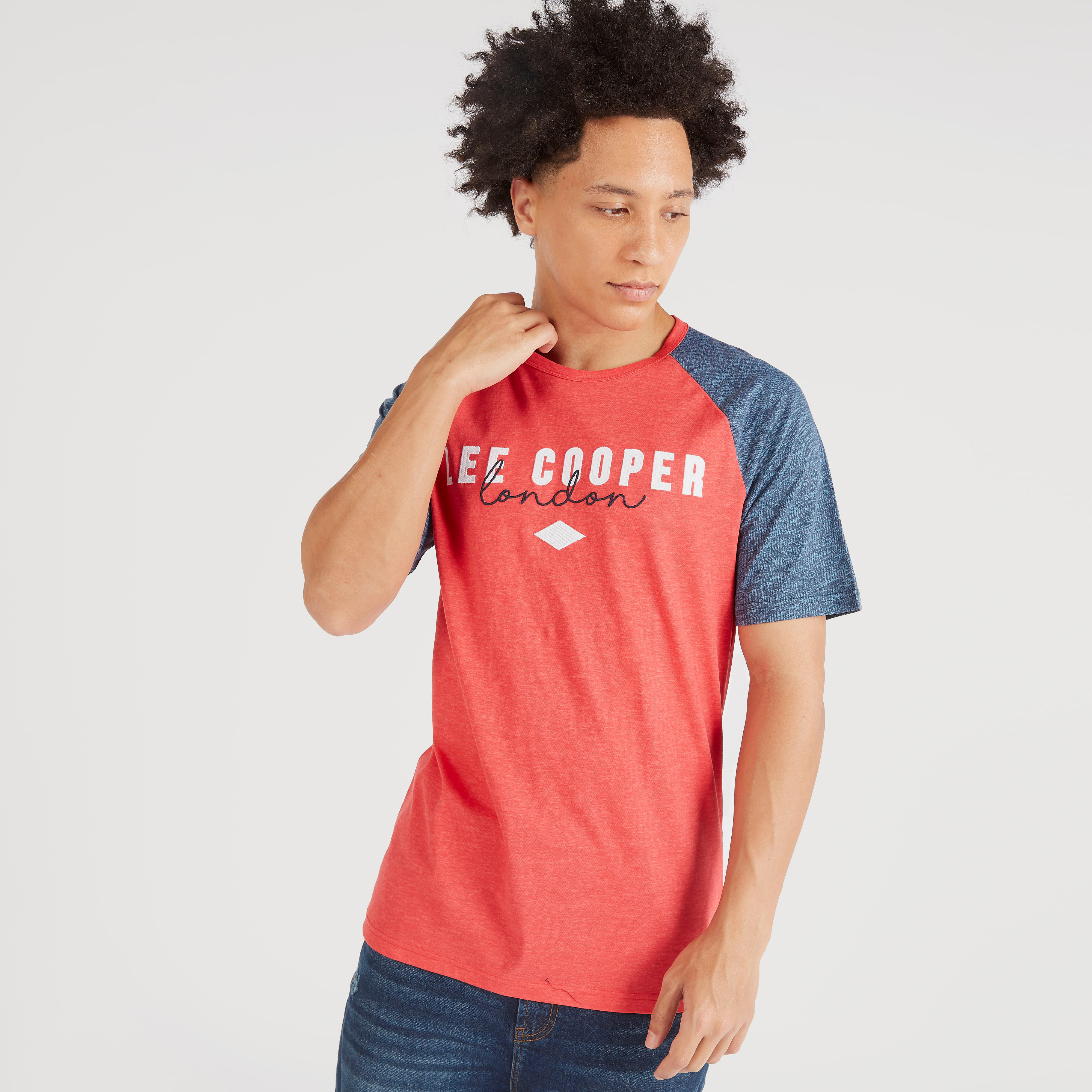 تيشيرت بطبعات وياقة ضيّقة وأكمام قصيرة من لي كوبر-men-clothing-tshirtsandpolos-tshirts-image-1