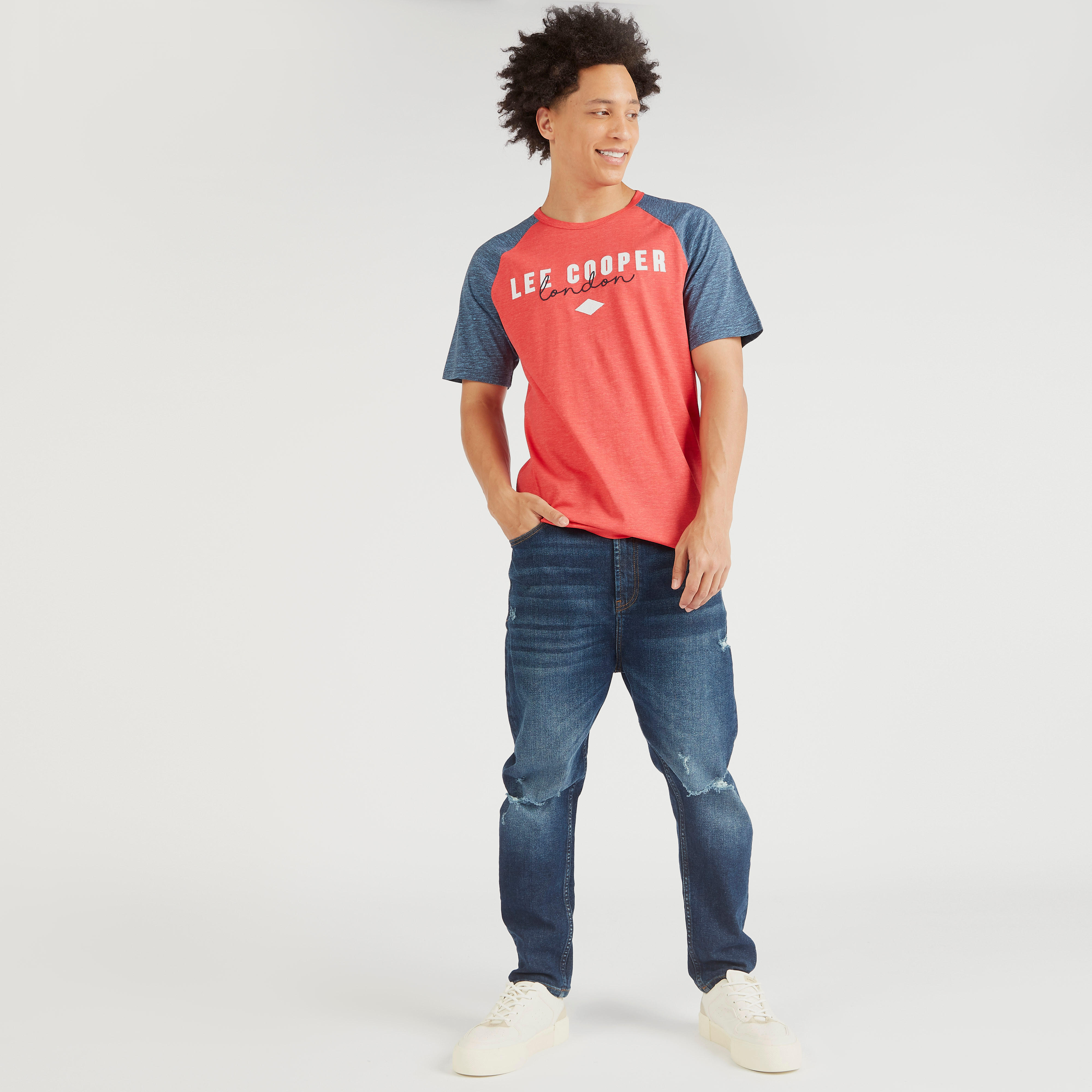 تيشيرت بطبعات وياقة ضيّقة وأكمام قصيرة من لي كوبر-men-clothing-tshirtsandpolos-tshirts-image-2