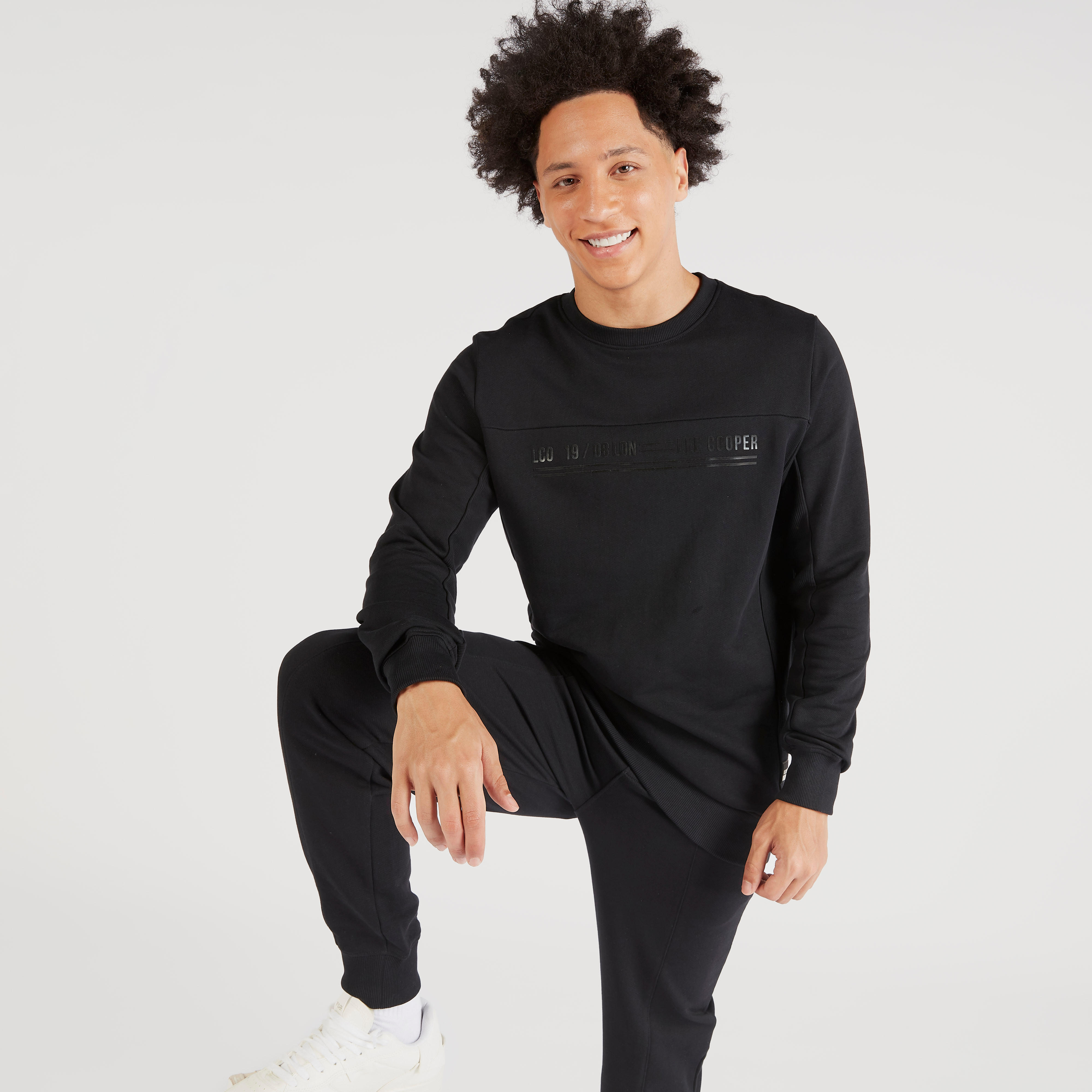 سويت شيرت بياقة ضيّقة وأكمام طويلة وطبعات من لي كوبر-men-winterwear-hoodiesandsweatshirts-image-1