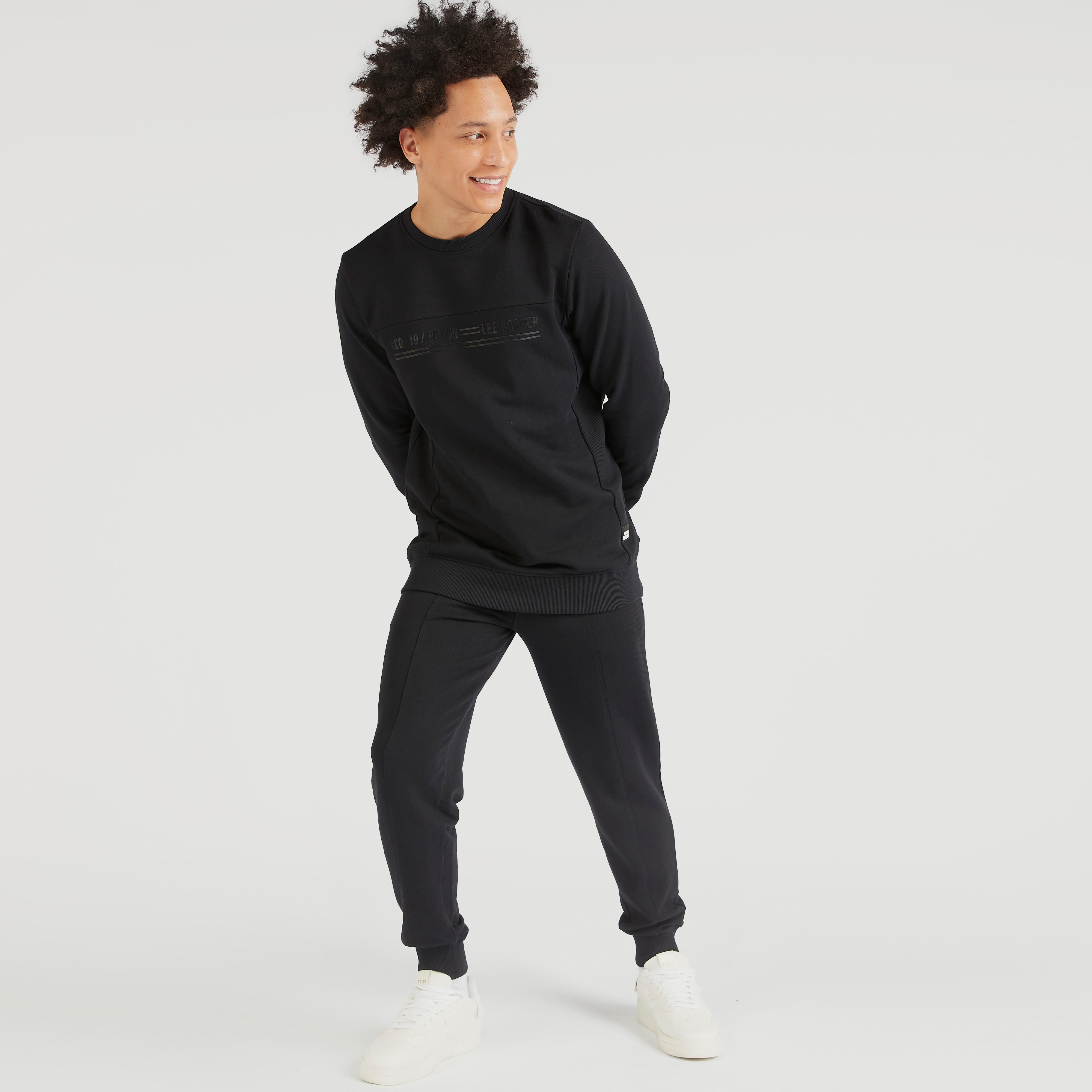 سويت شيرت بياقة ضيّقة وأكمام طويلة وطبعات من لي كوبر-men-winterwear-hoodiesandsweatshirts-image-2
