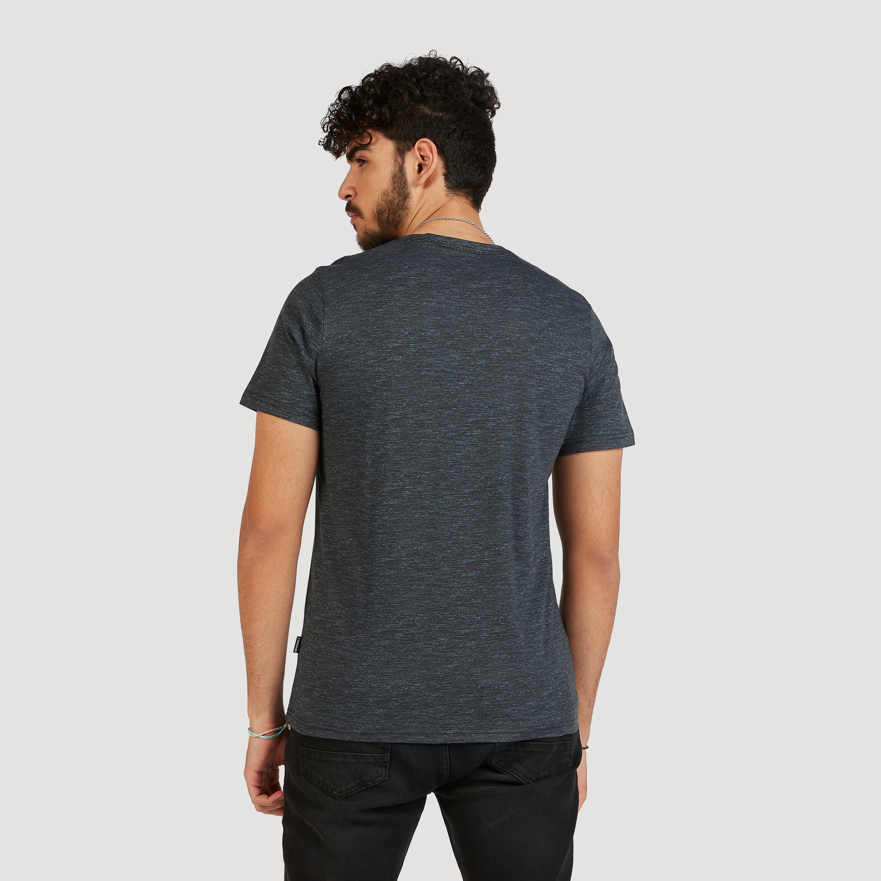 تيشيرت مطرز بياقة ضيقة وأكمام قصيرة من لي كوبر-men-clothing-tshirtsandpolos-tshirts-image-2