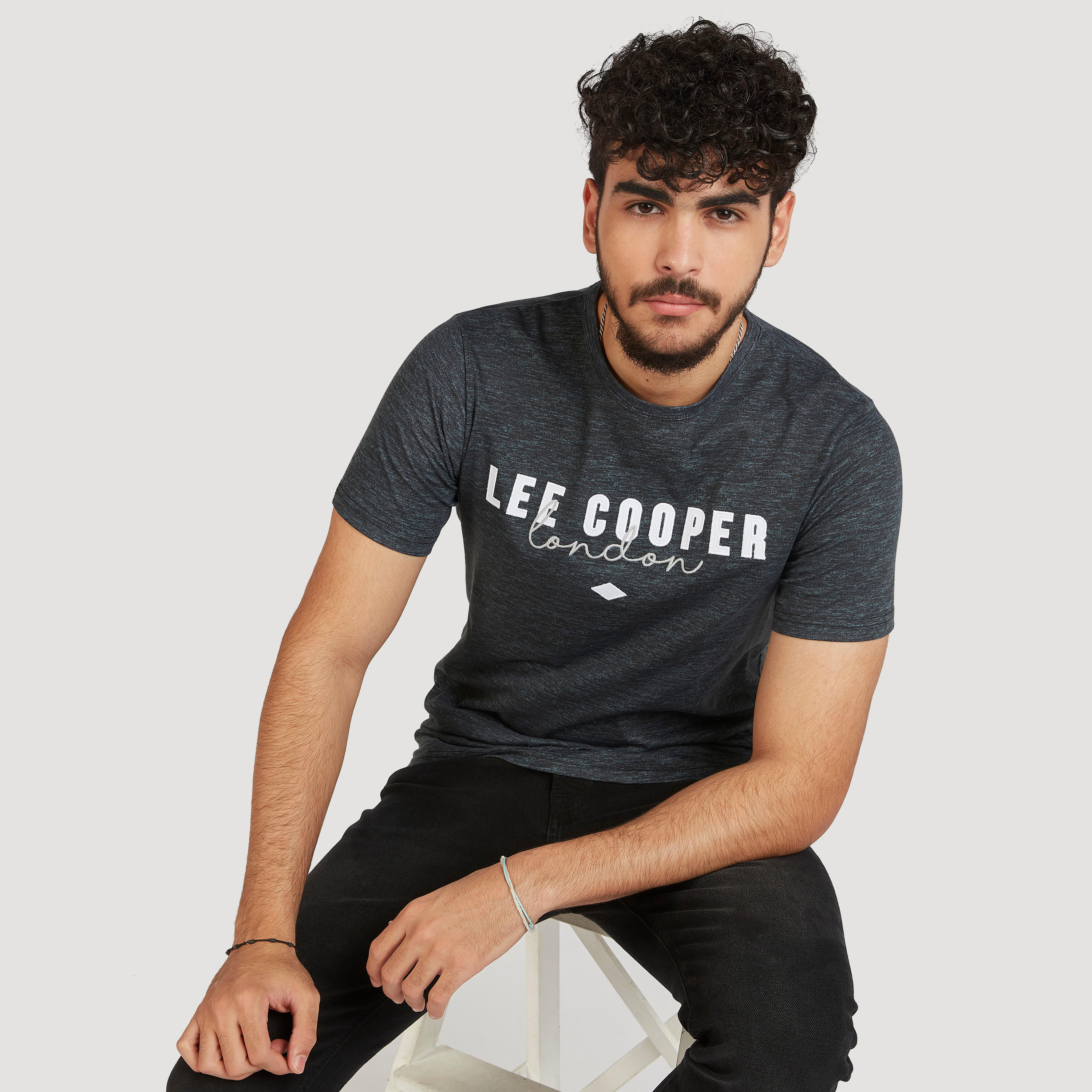 تيشيرت مطرز بياقة ضيقة وأكمام قصيرة من لي كوبر-men-clothing-tshirtsandpolos-tshirts-image-1