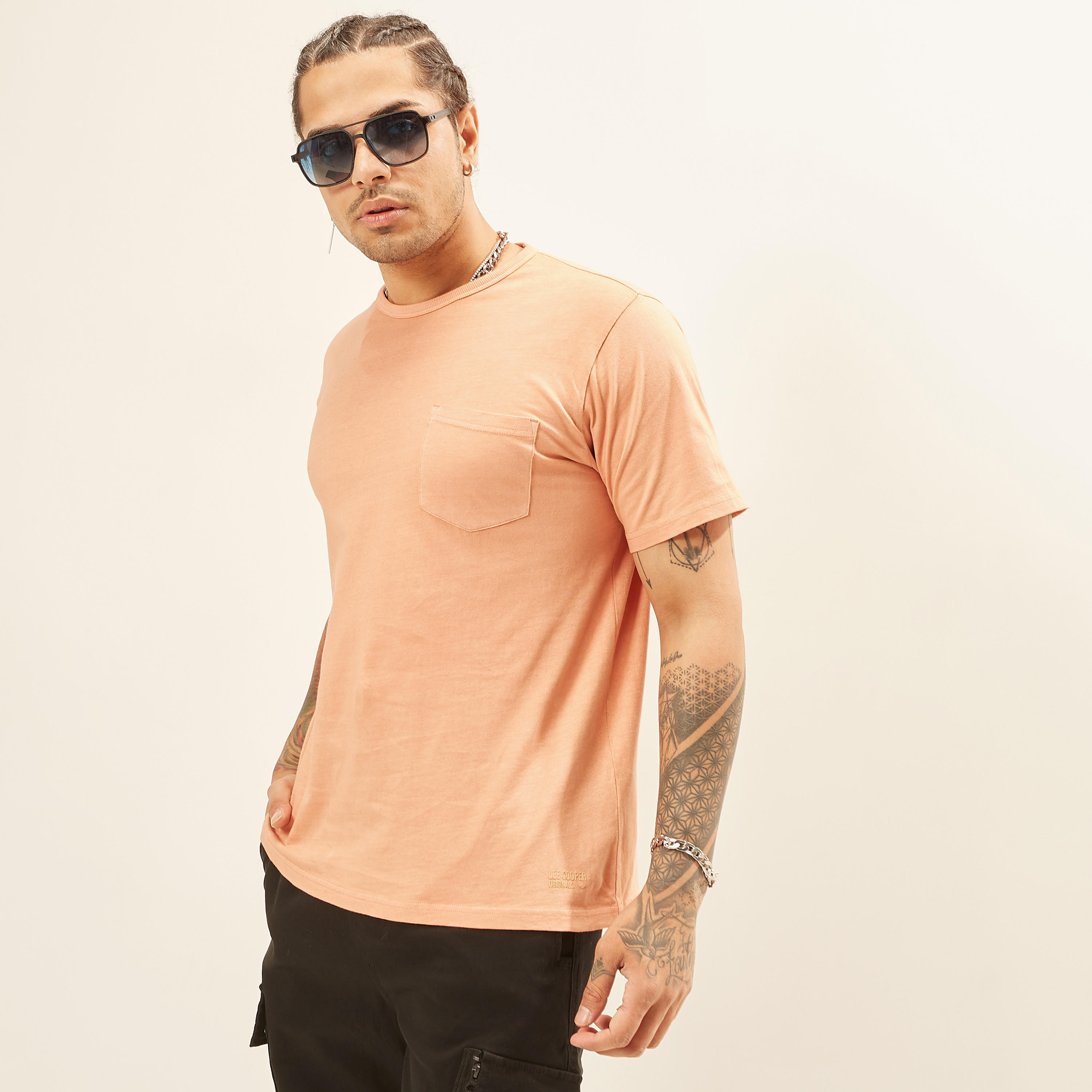 تيشيرت سادة بأكمام قصيرة وياقة ضيقة وجيب من لي كوبر-men-clothing-tshirtsandpolos-tshirts-image-24