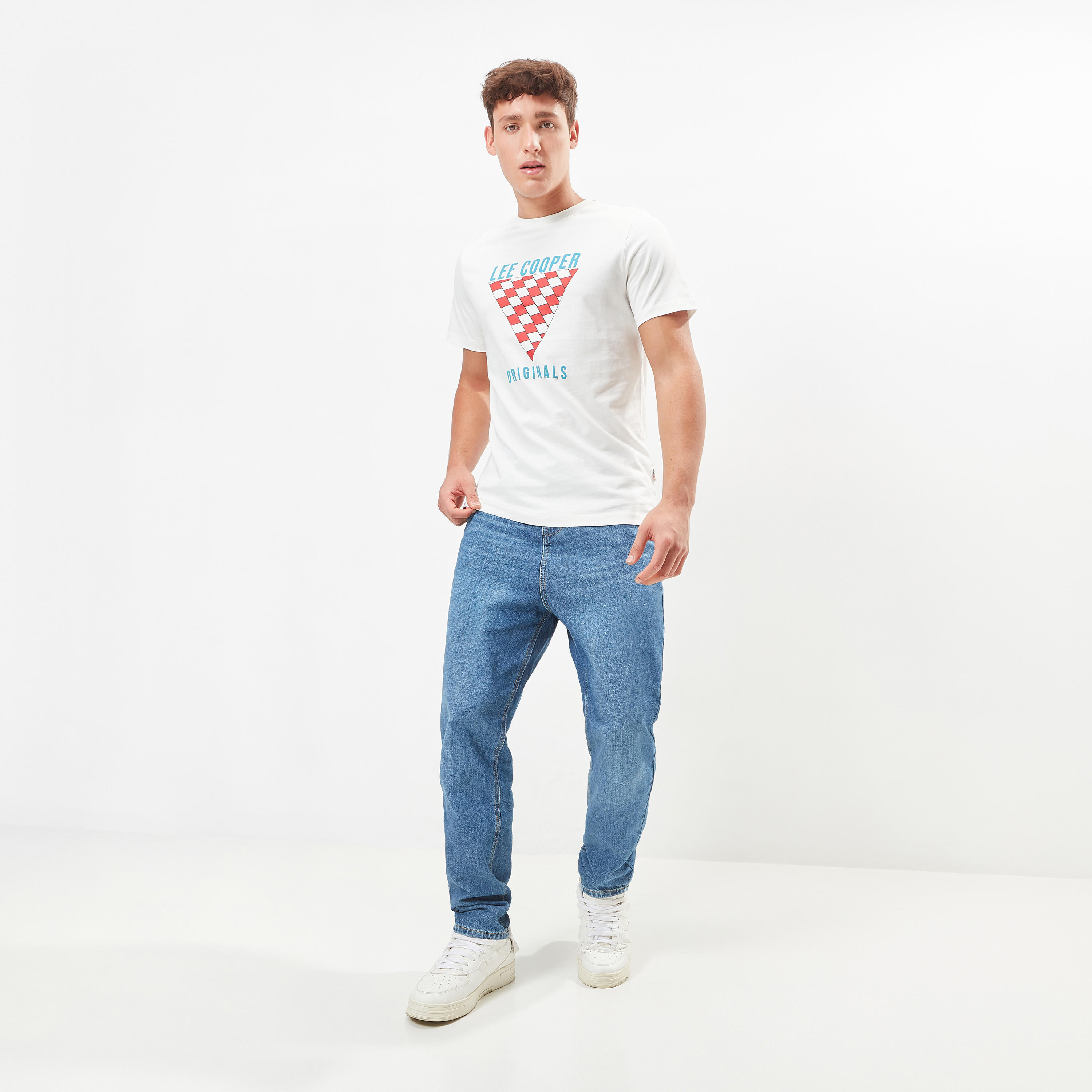 تيشيرت بياقة ضيّقة وأكمام قصيرة وطبعات من لي كوبر-men-clothing-tshirtsandpolos-tshirts-image-2