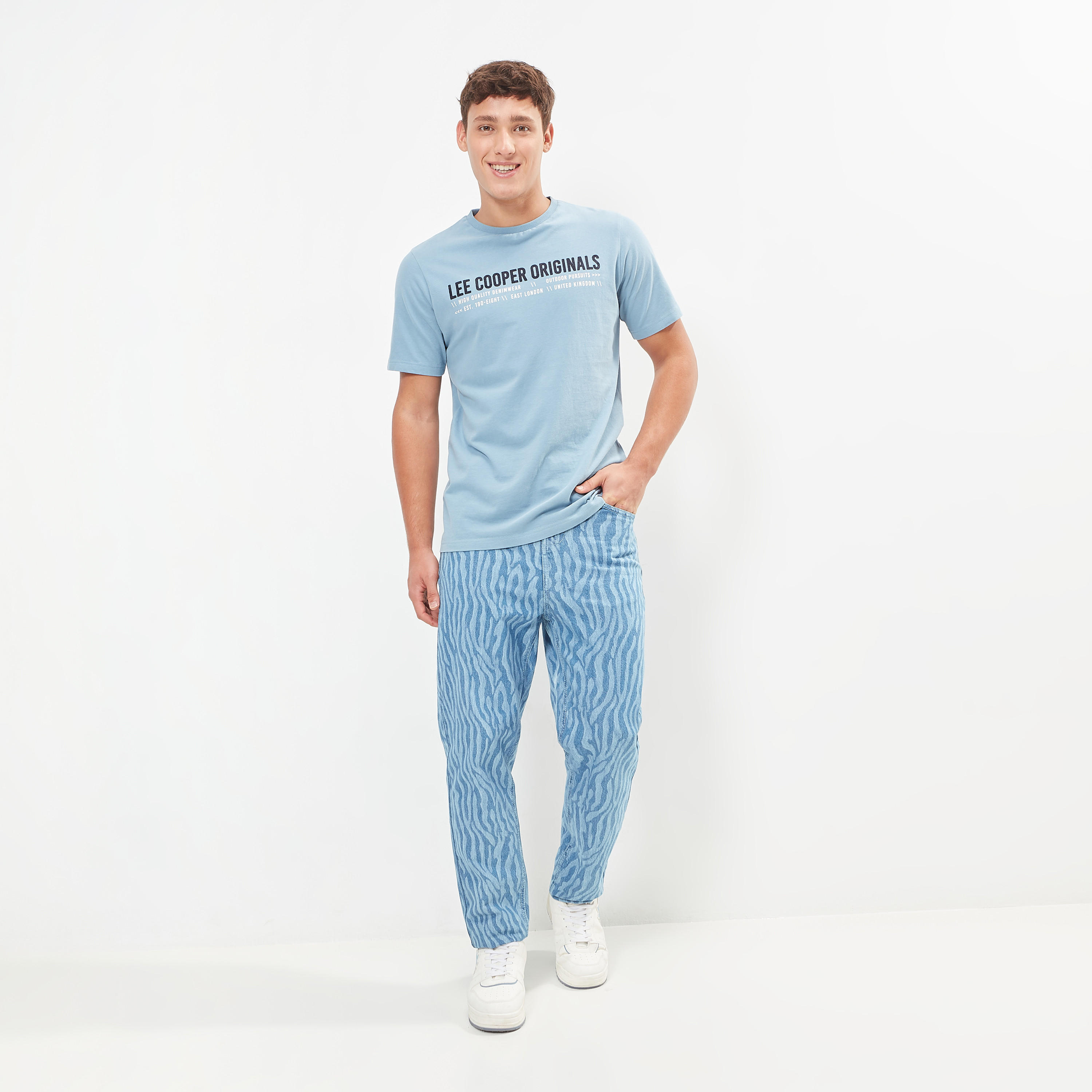 تيشيرت واسع بياقة ضيّقة وطبعات جرافيك من لي كوبر-men-clothing-tshirtsandpolos-tshirts-image-2