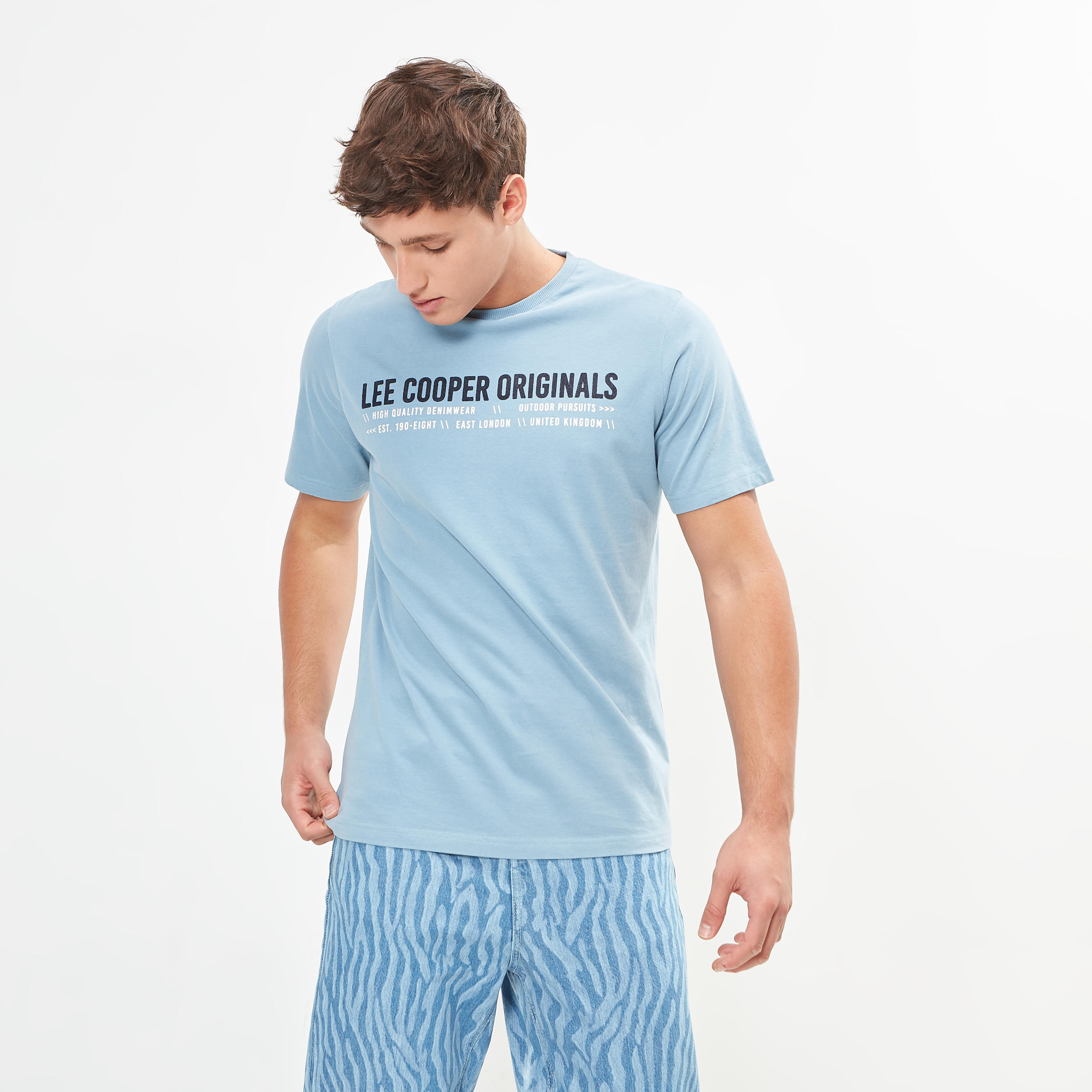 تيشيرت واسع بياقة ضيّقة وطبعات جرافيك من لي كوبر-men-clothing-tshirtsandpolos-tshirts-image-3