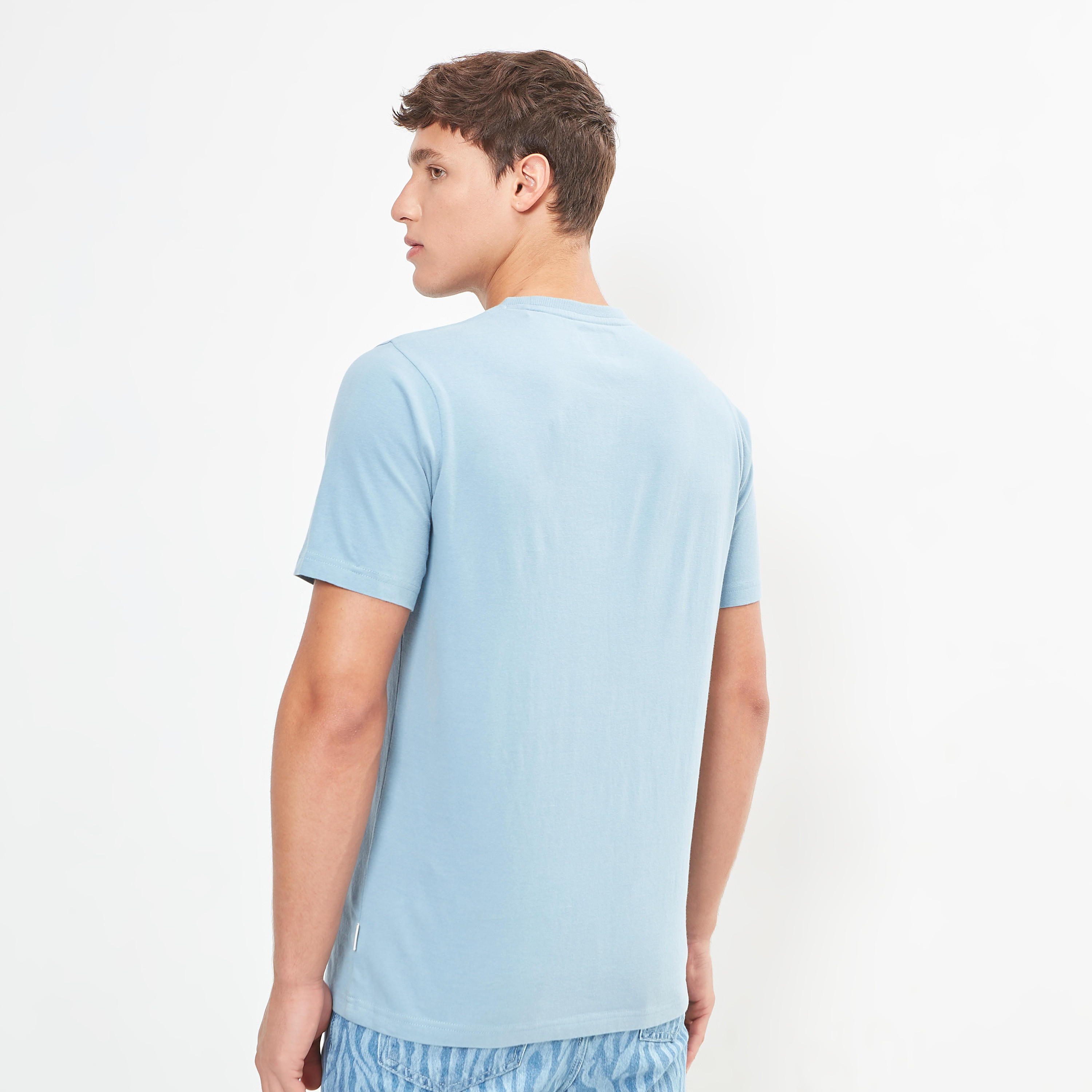 تيشيرت واسع بياقة ضيّقة وطبعات جرافيك من لي كوبر-men-clothing-tshirtsandpolos-tshirts-image-4