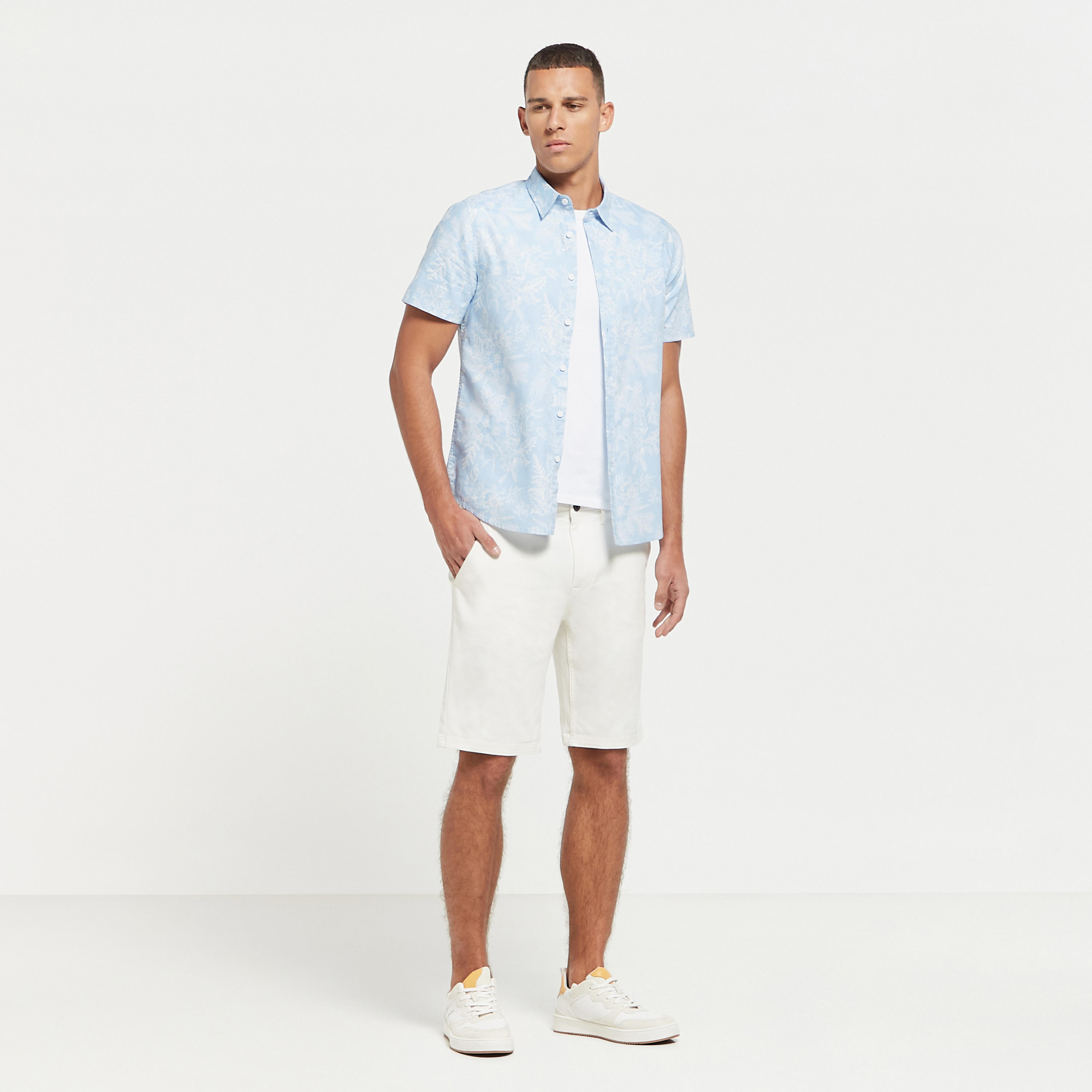 قميص أكسفورد بأكمام قصيرة وطبعة زهور من لي كوبر-men-clothing-shirts-image-2