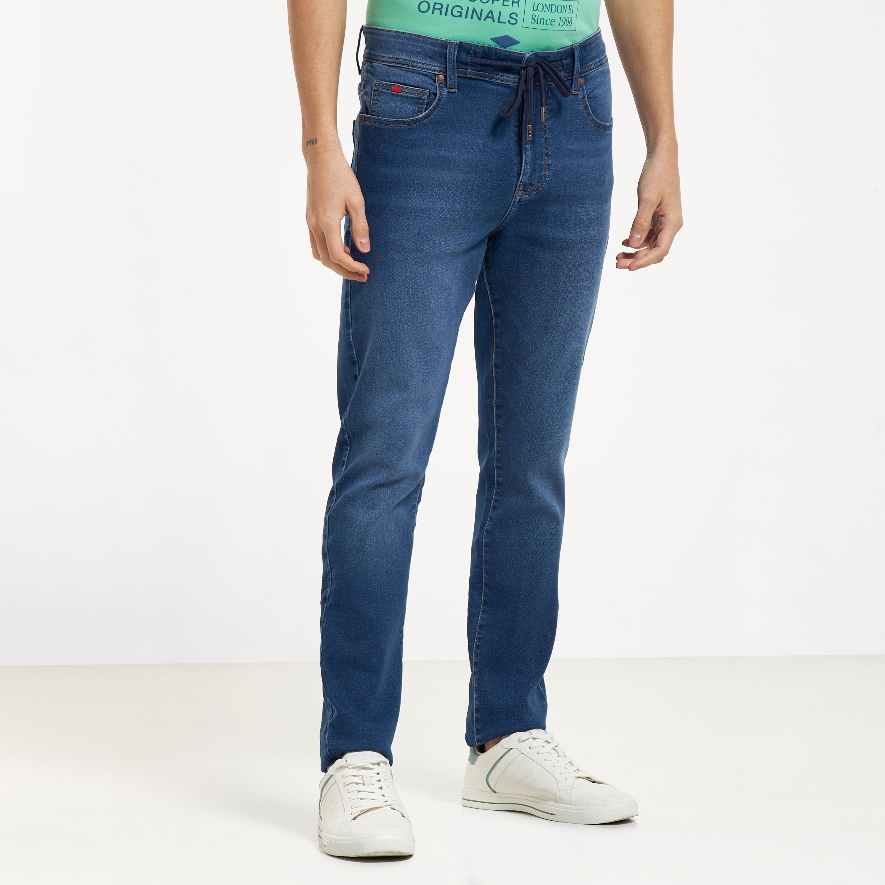 بنطلون جينز سادة بقصّة سليم ورباط إغلاق وجيوب من لي كوبر-men-clothing-bottoms-jeans-image-4
