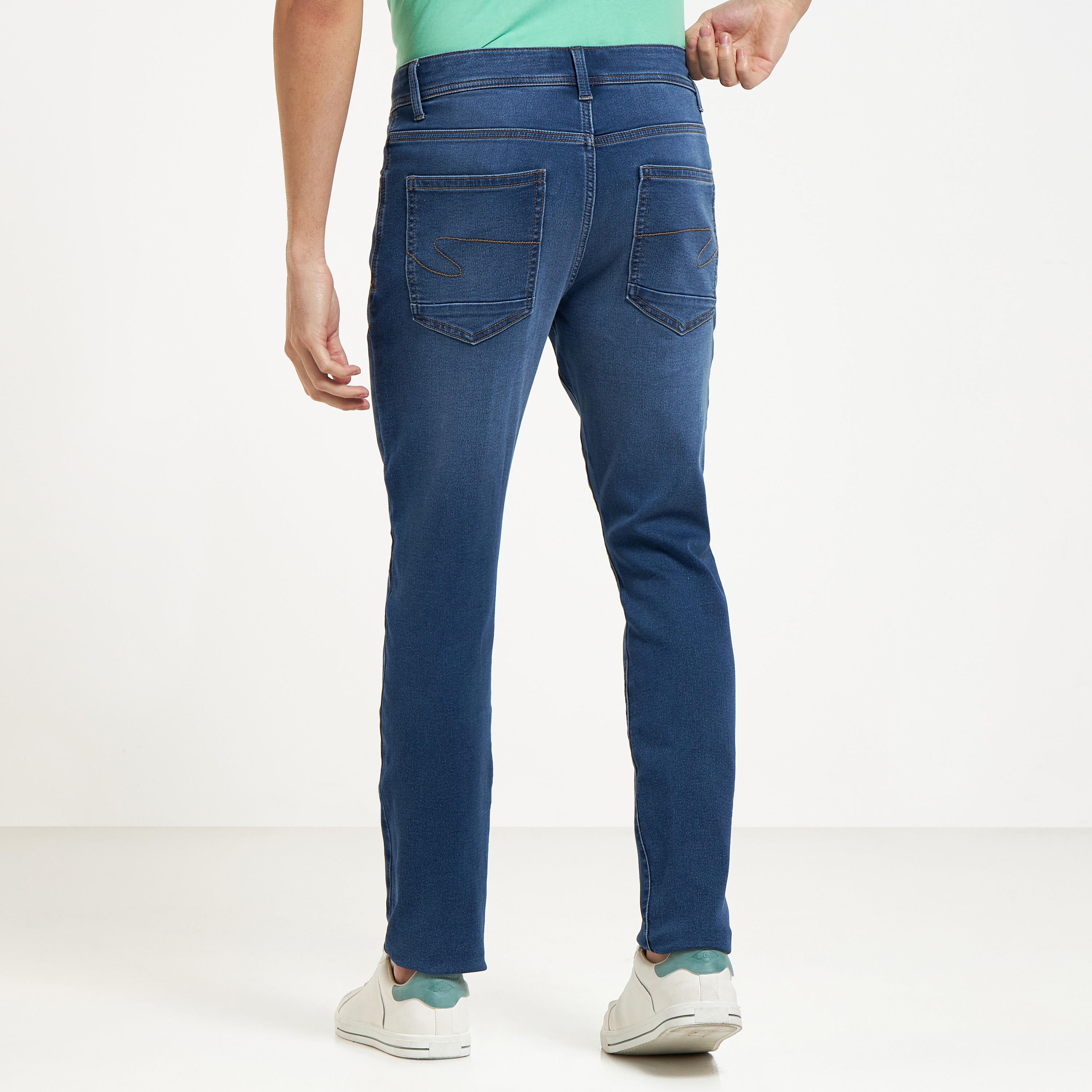 بنطلون جينز سادة بقصّة سليم ورباط إغلاق وجيوب من لي كوبر-men-clothing-bottoms-jeans-image-1
