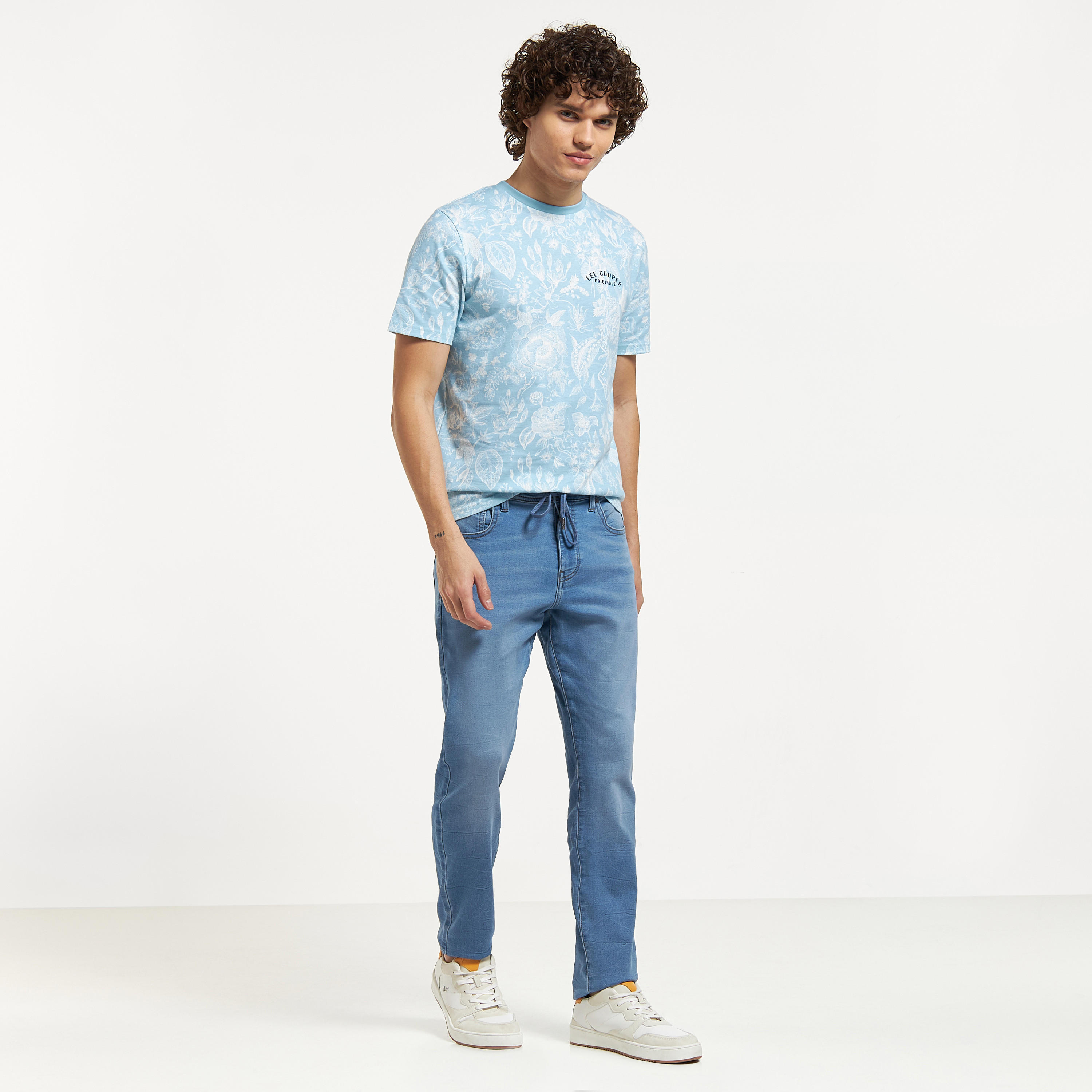 بنطلون جينز سادة بقصّة سليم ورباط إغلاق وجيوب من لي كوبر-men-clothing-bottoms-jeans-image-3