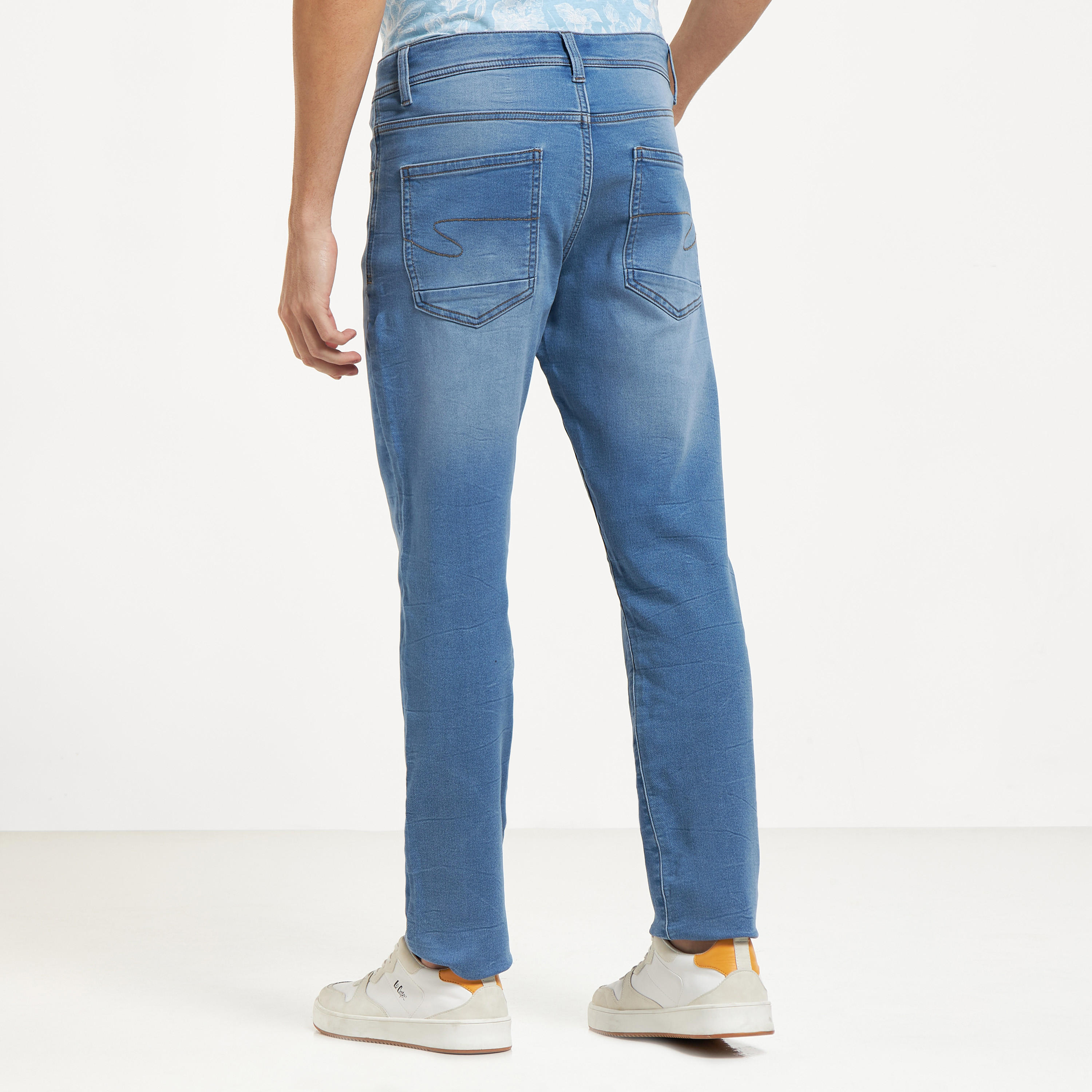 بنطلون جينز سادة بقصّة سليم ورباط إغلاق وجيوب من لي كوبر-men-clothing-bottoms-jeans-image-2