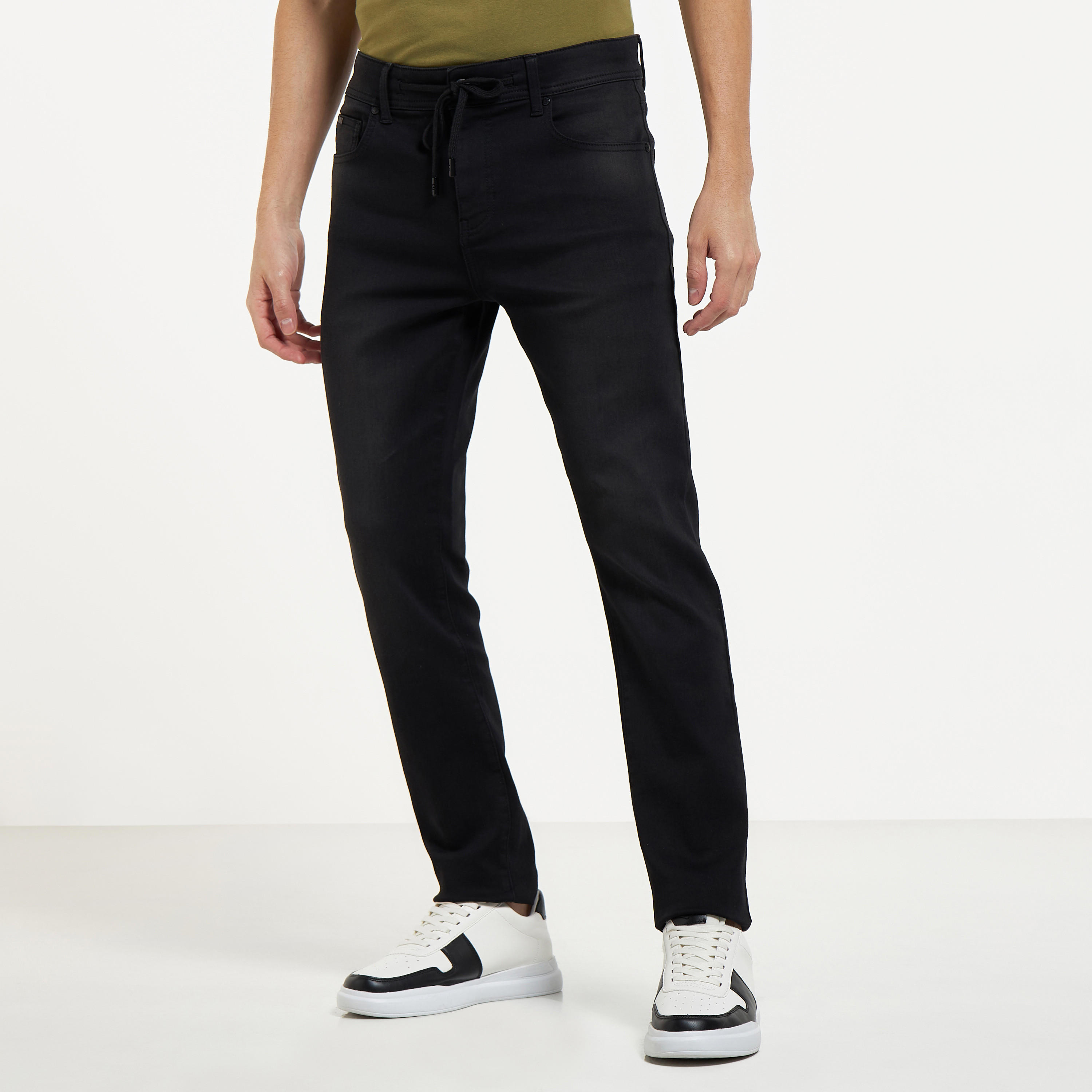 بنطلون جينز بقصّة سليم ورباط إغلاق وجيوب من لي كوبر-men-clothing-bottoms-jeans-image-4