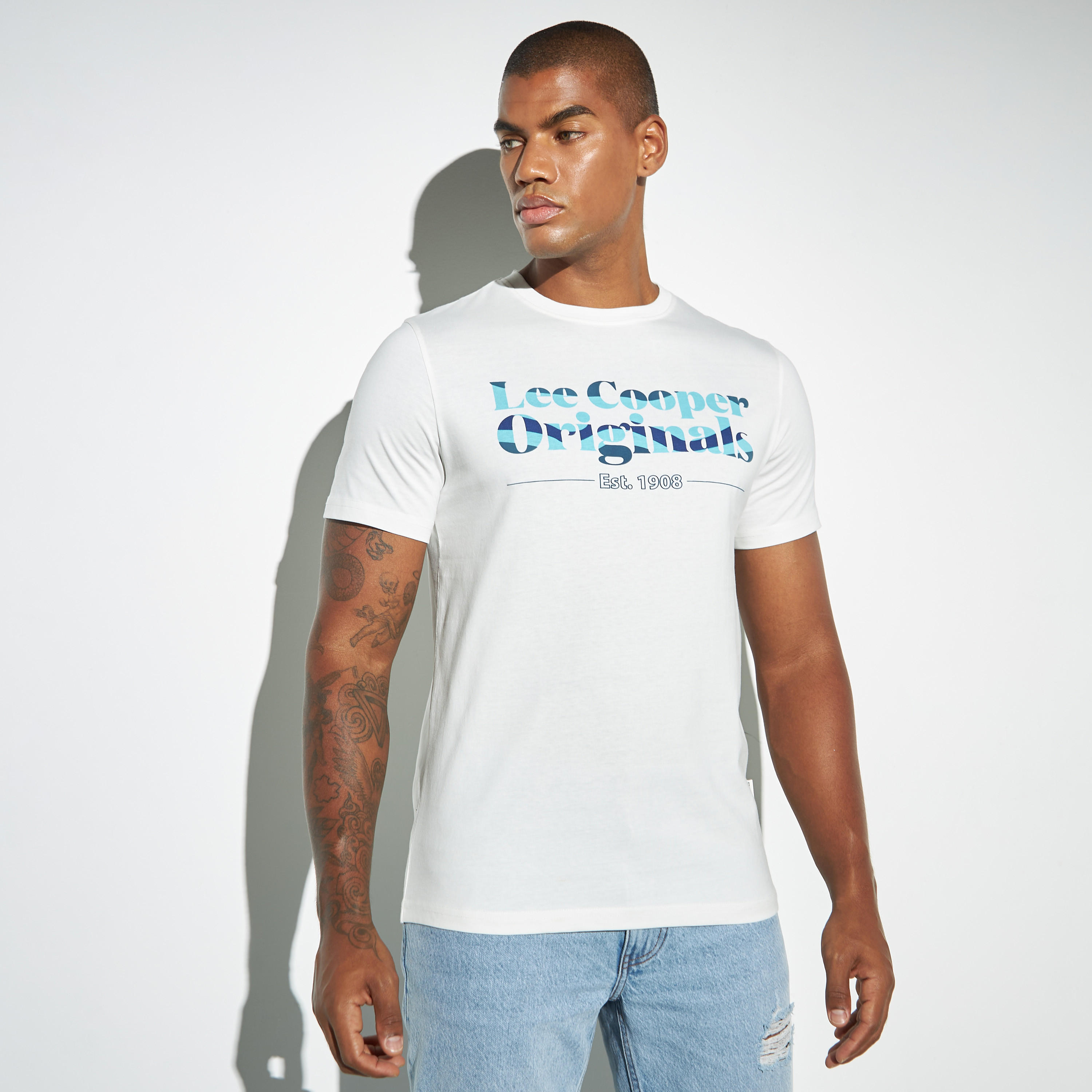 تيشيرت بياقة ضيّقة وأكمام قصيرة وطبعات شعار من لي كوبر-men-clothing-tshirtsandpolos-tshirts-image-1