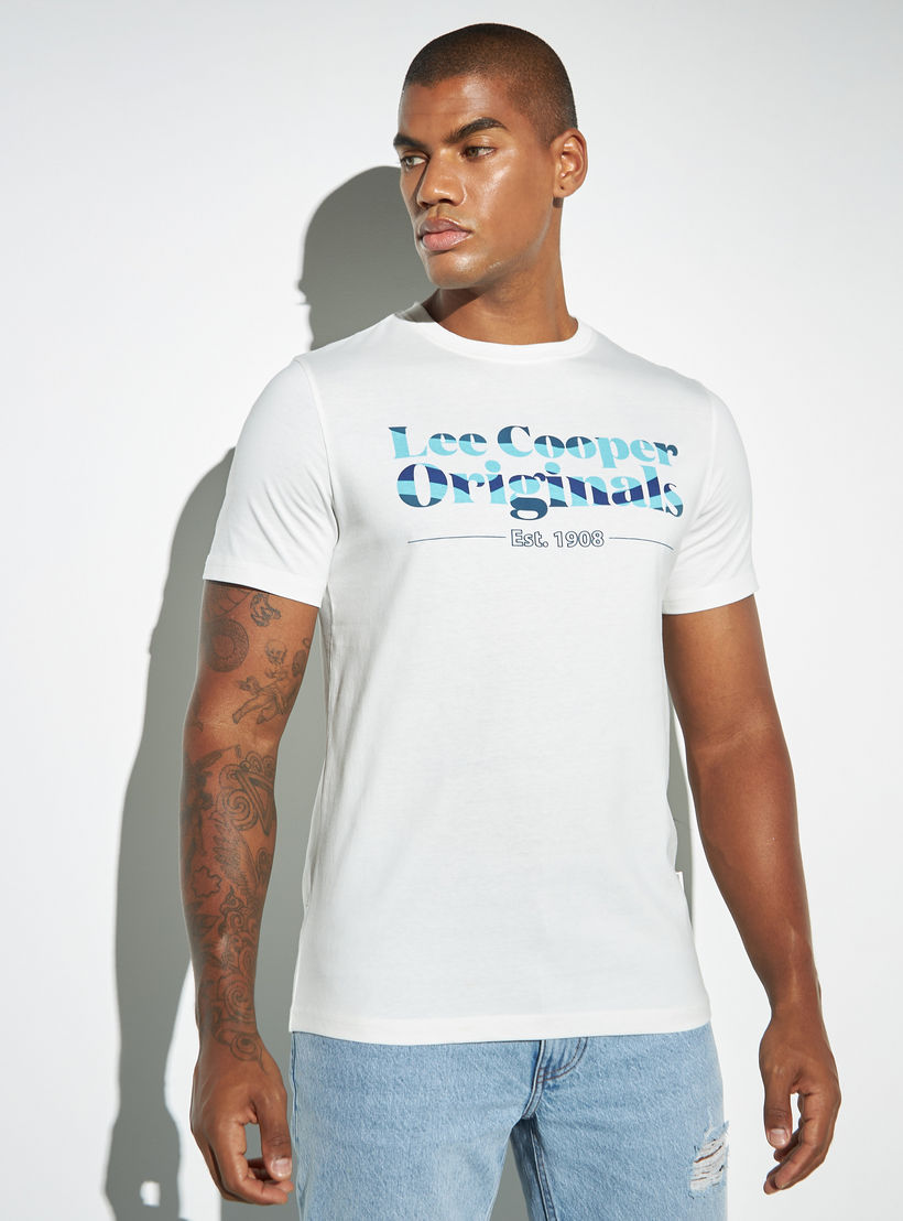 تيشيرت بياقة ضيّقة وأكمام قصيرة وطبعات شعار من لي كوبر-men-clothing-tshirtsandpolos-tshirts-image-1