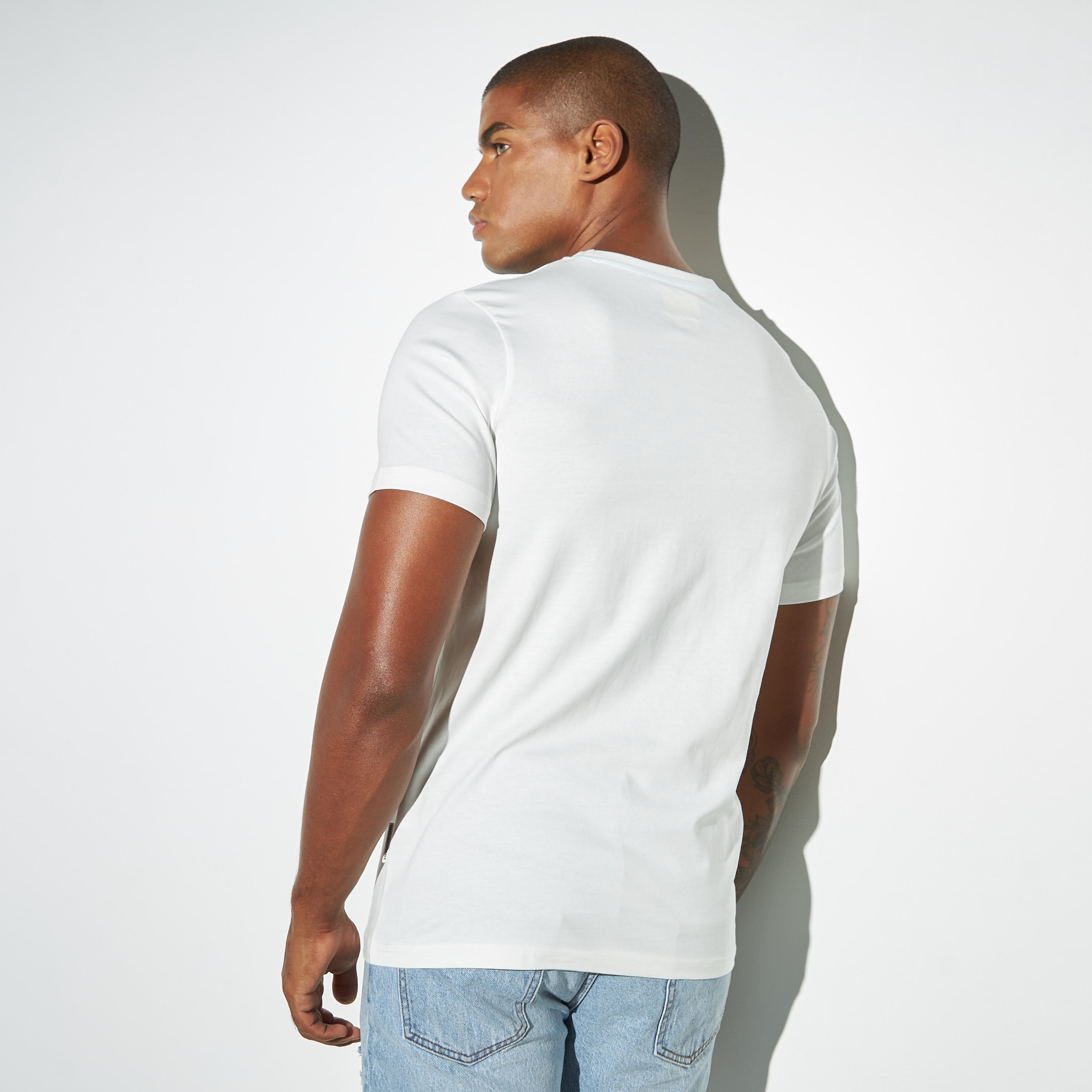 تيشيرت بياقة ضيّقة وأكمام قصيرة وطبعات شعار من لي كوبر-men-clothing-tshirtsandpolos-tshirts-image-2