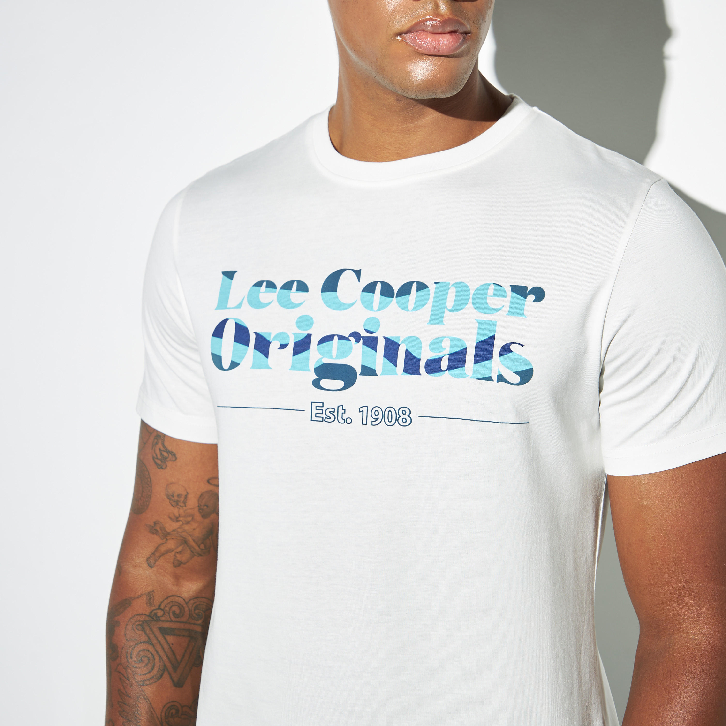 تيشيرت بياقة ضيّقة وأكمام قصيرة وطبعات شعار من لي كوبر-men-clothing-tshirtsandpolos-tshirts-image-3