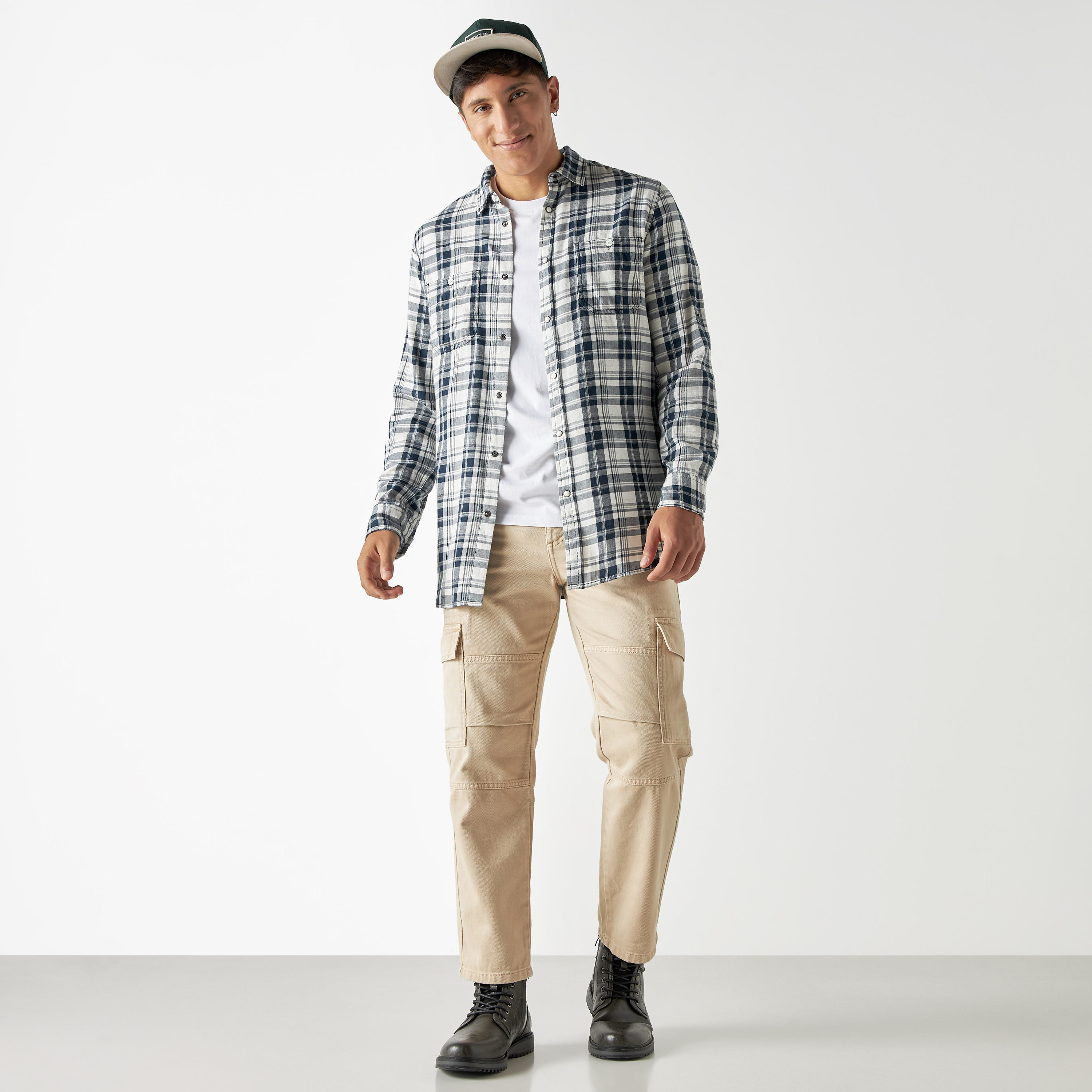 تيشيرت كاروهات بأكمام طويلة وجيوب من لي كوبر-men-clothing-shirts-image-2