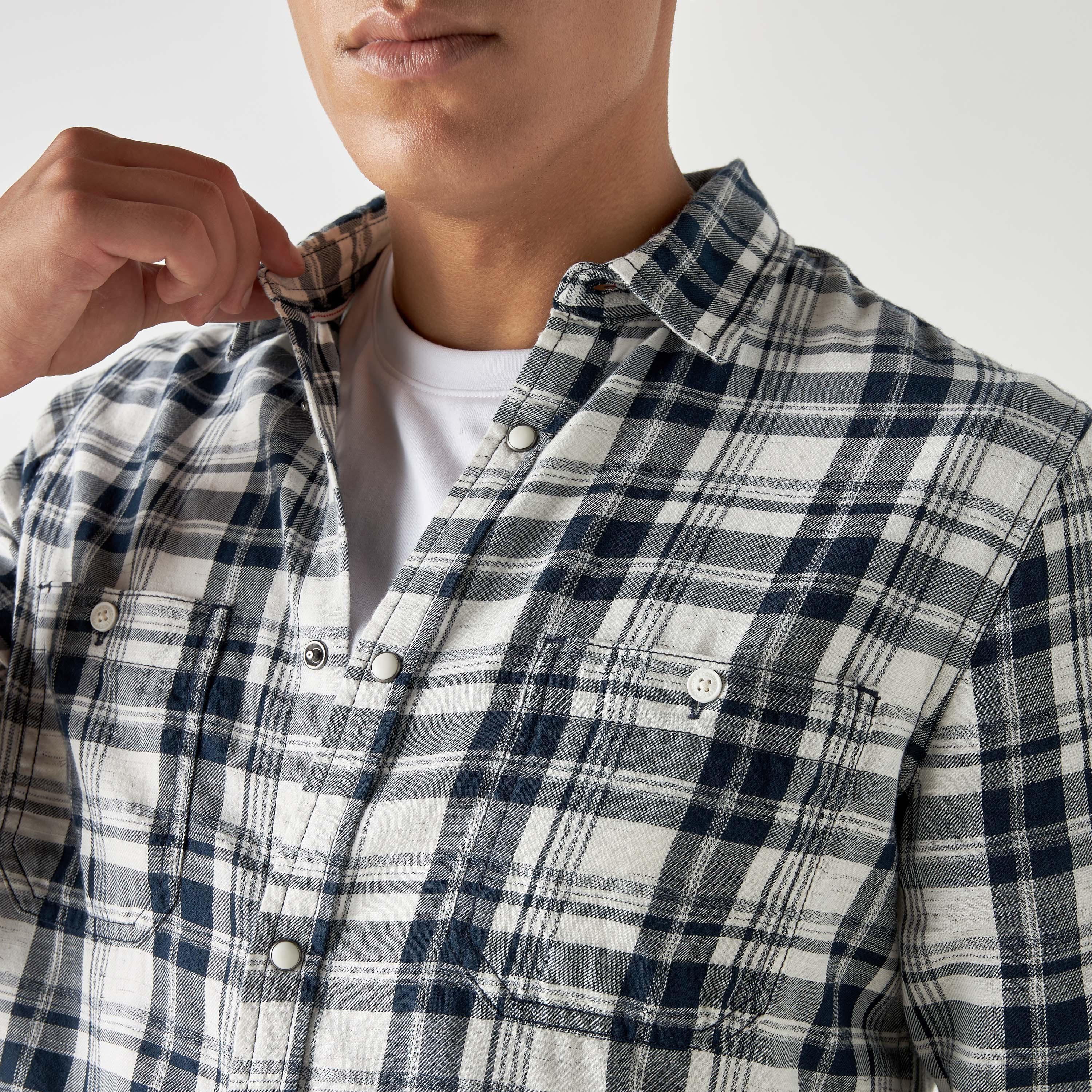 تيشيرت كاروهات بأكمام طويلة وجيوب من لي كوبر-men-clothing-shirts-image-4