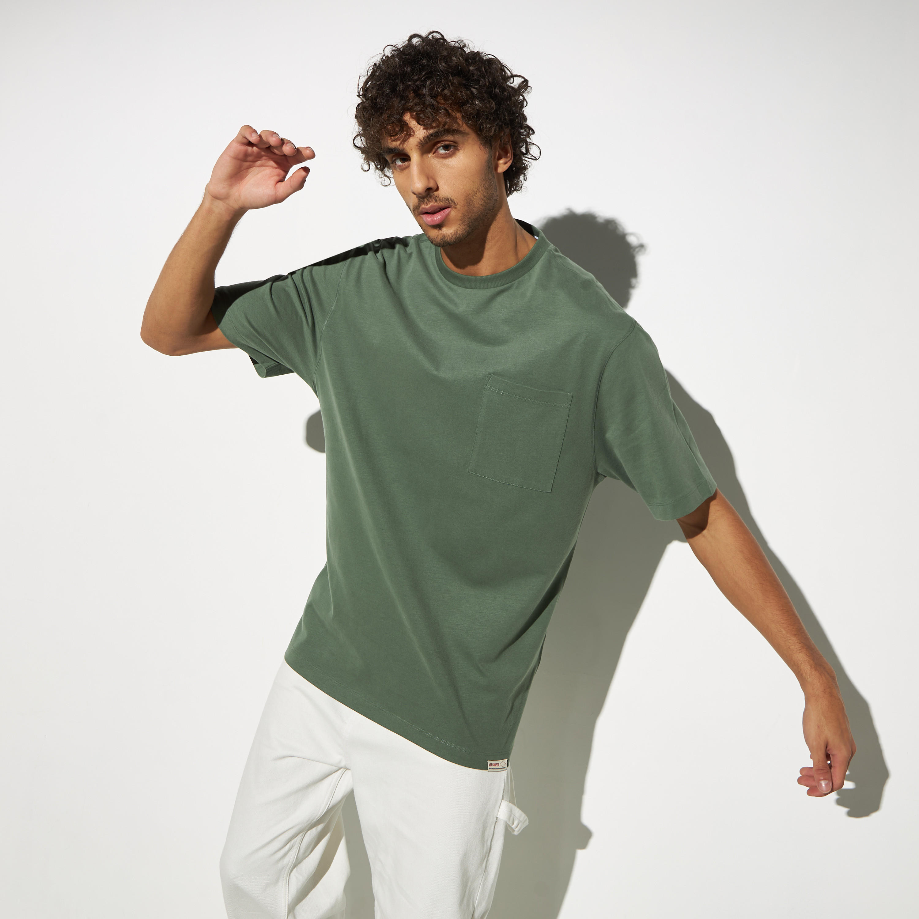تيشيرت بأكمام قصيرة وياقة ضيقة وجيب من لي كوبر-men-clothing-tshirtsandpolos-tshirts-image-1