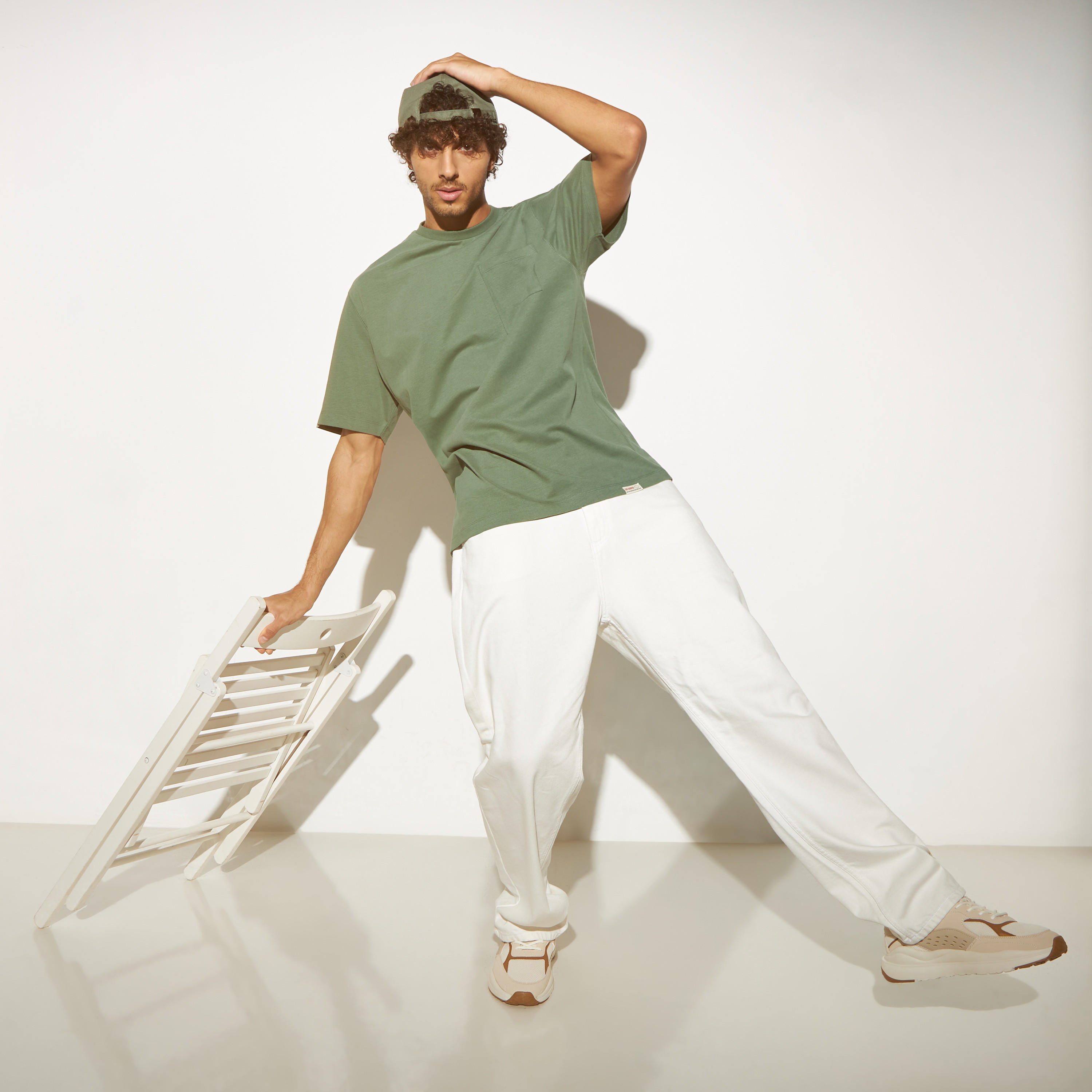 تيشيرت بأكمام قصيرة وياقة ضيقة وجيب من لي كوبر-men-clothing-tshirtsandpolos-tshirts-image-2