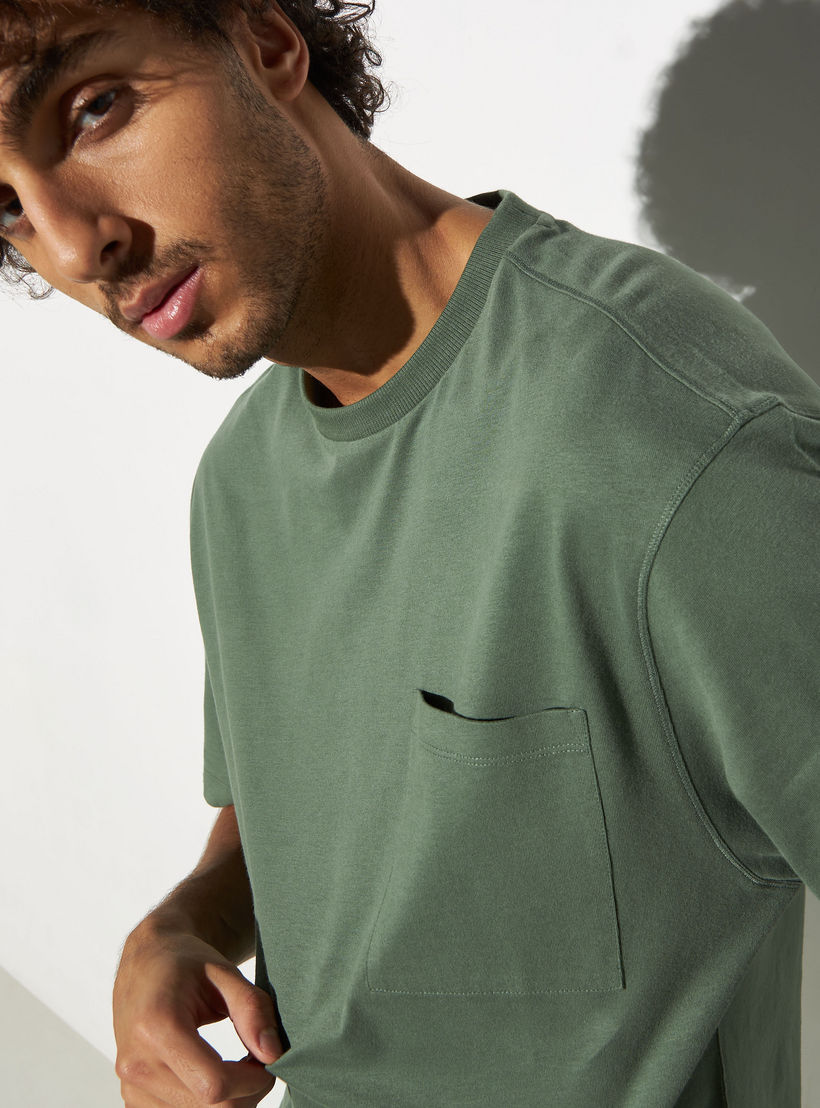 تيشيرت بأكمام قصيرة وياقة ضيقة وجيب من لي كوبر-men-clothing-tshirtsandpolos-tshirts-image-4