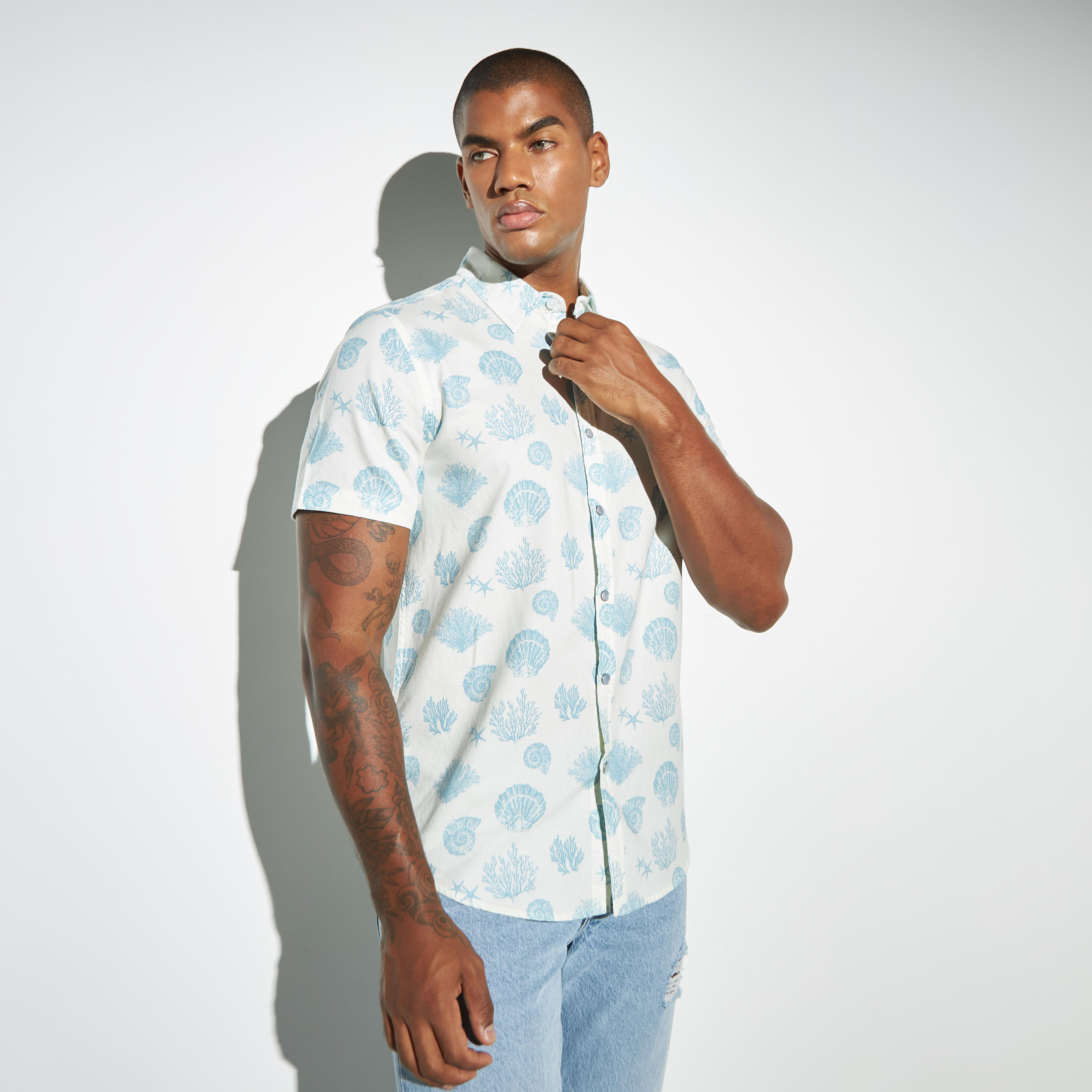 قميص أكسفورد بأكمام قصيرة وطبعات زهور من لي كوبر-men-clothing-shirts-image-1