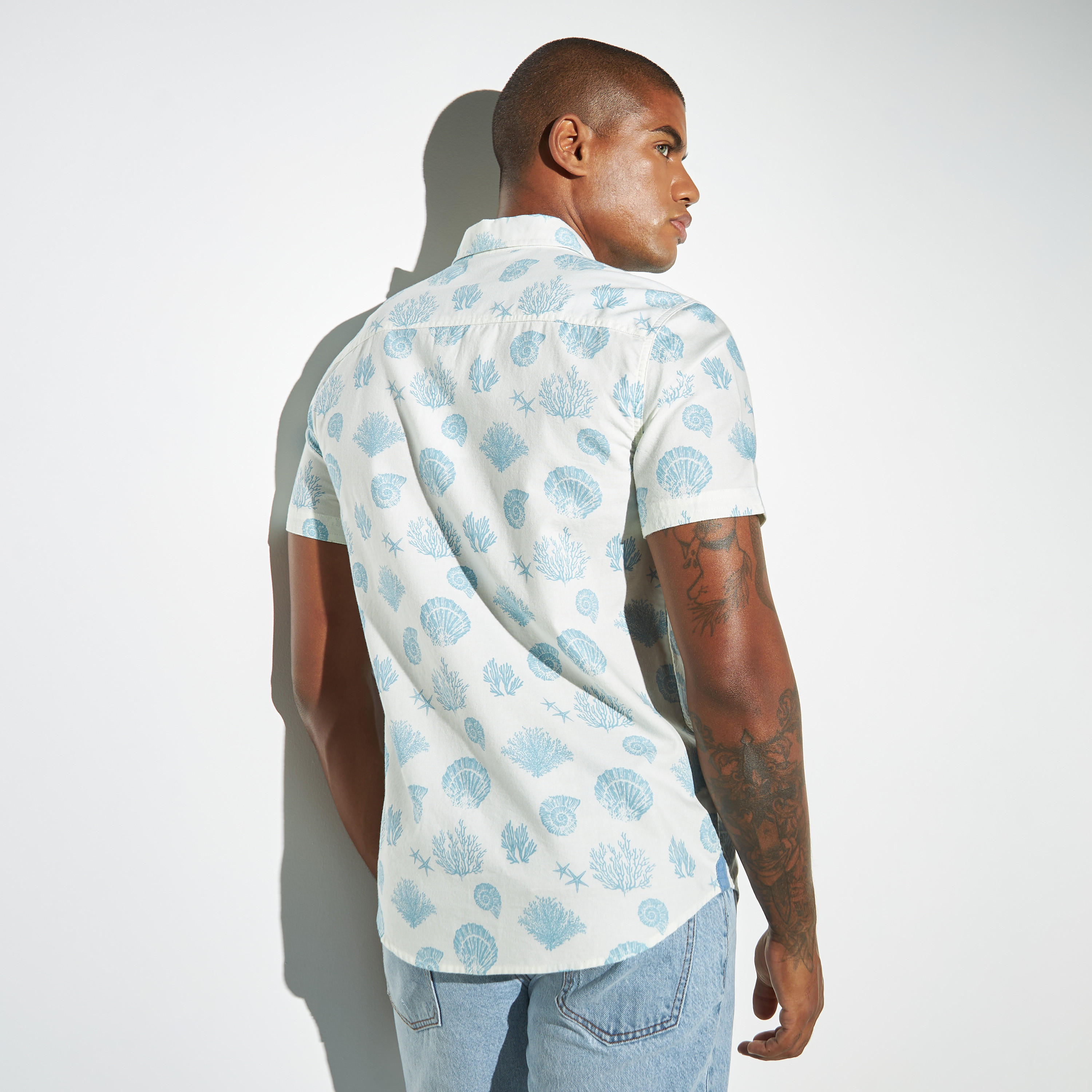 قميص أكسفورد بأكمام قصيرة وطبعات زهور من لي كوبر-men-clothing-shirts-image-2