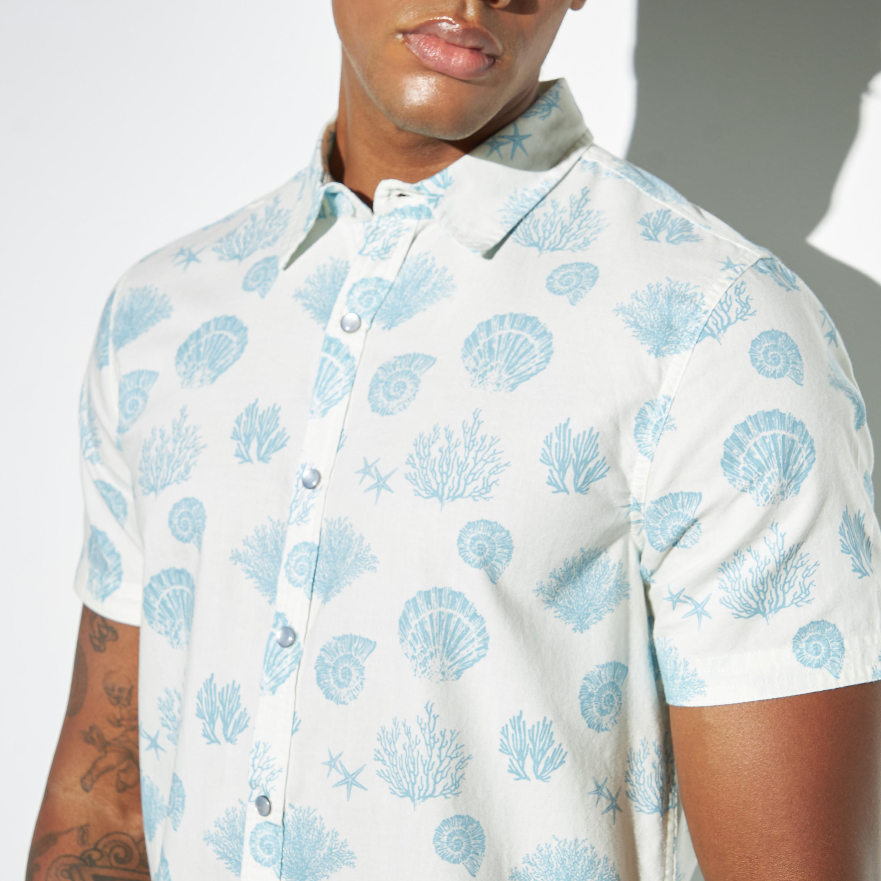 قميص أكسفورد بأكمام قصيرة وطبعات زهور من لي كوبر-men-clothing-shirts-image-3