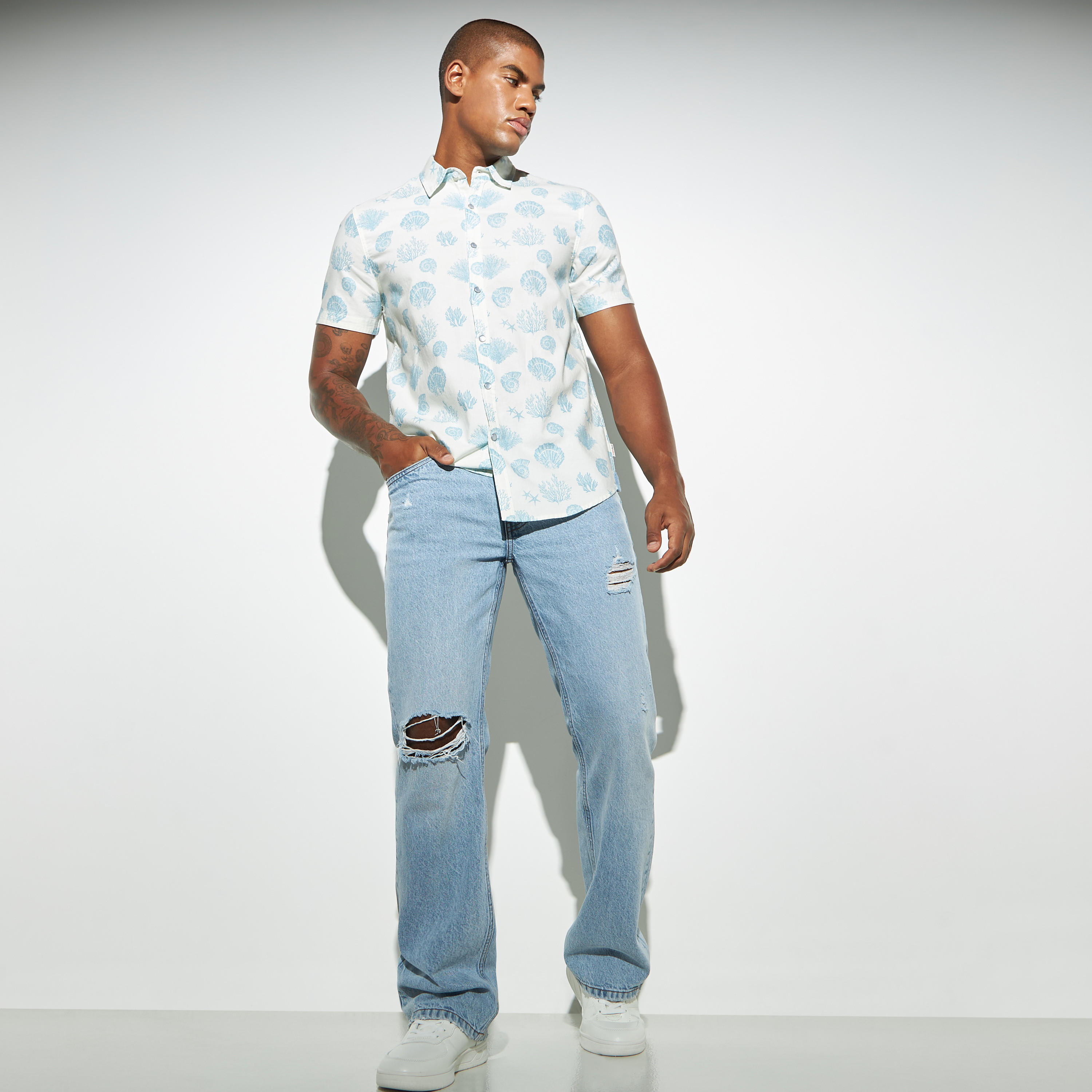 قميص أكسفورد بأكمام قصيرة وطبعات زهور من لي كوبر-men-clothing-shirts-image-4