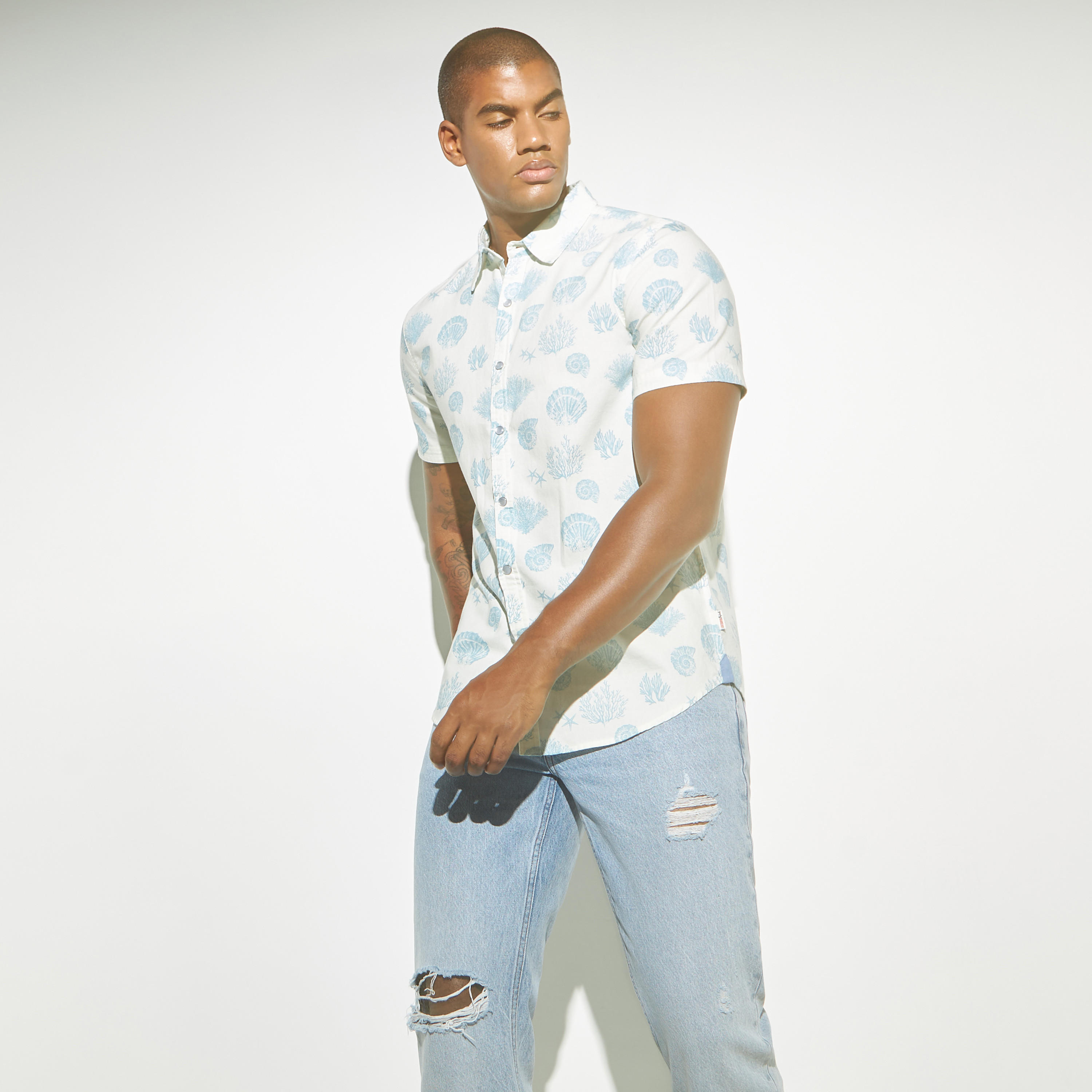 قميص أكسفورد بأكمام قصيرة وطبعات زهور من لي كوبر-men-clothing-shirts-image-5