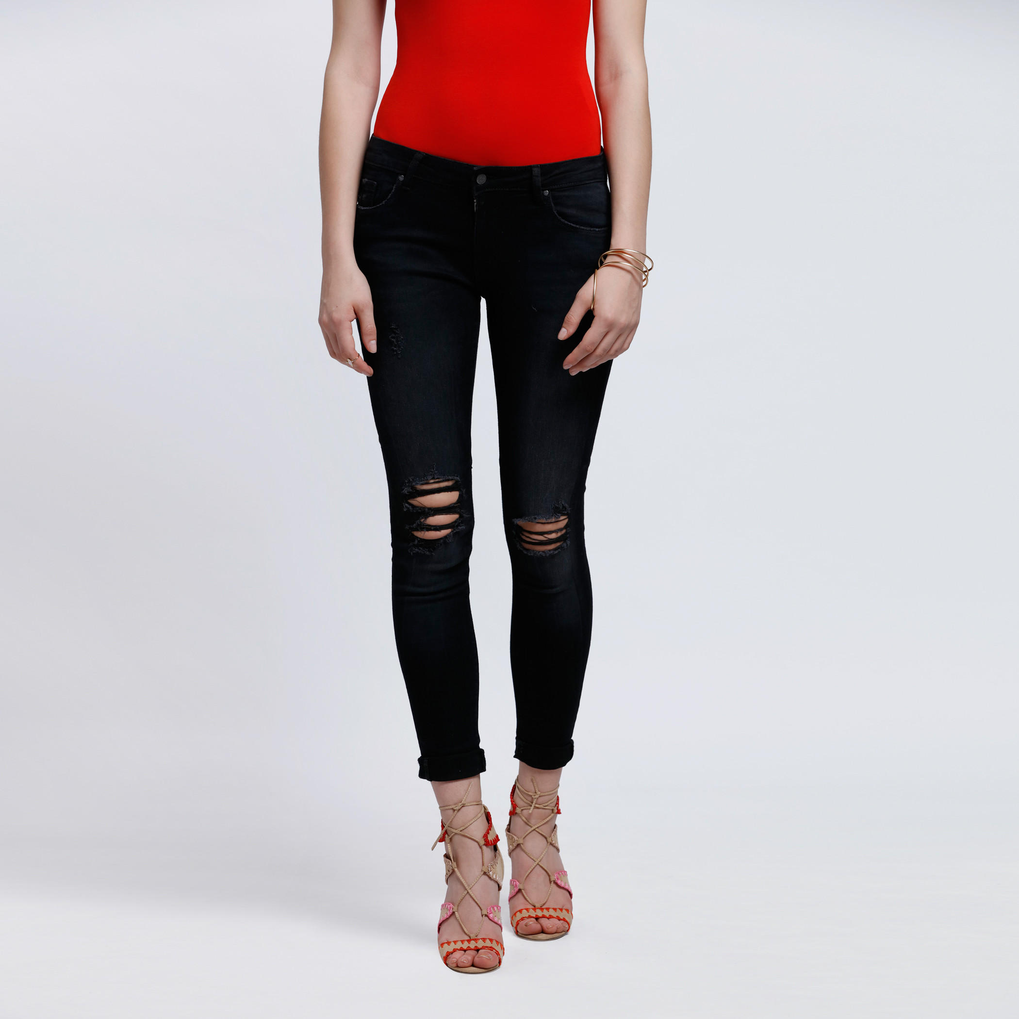 بنطال جينز مصنوع من خامات صديقة للبيئة بزر إغلاق-women-clothing-bottoms-jeans-image-1
