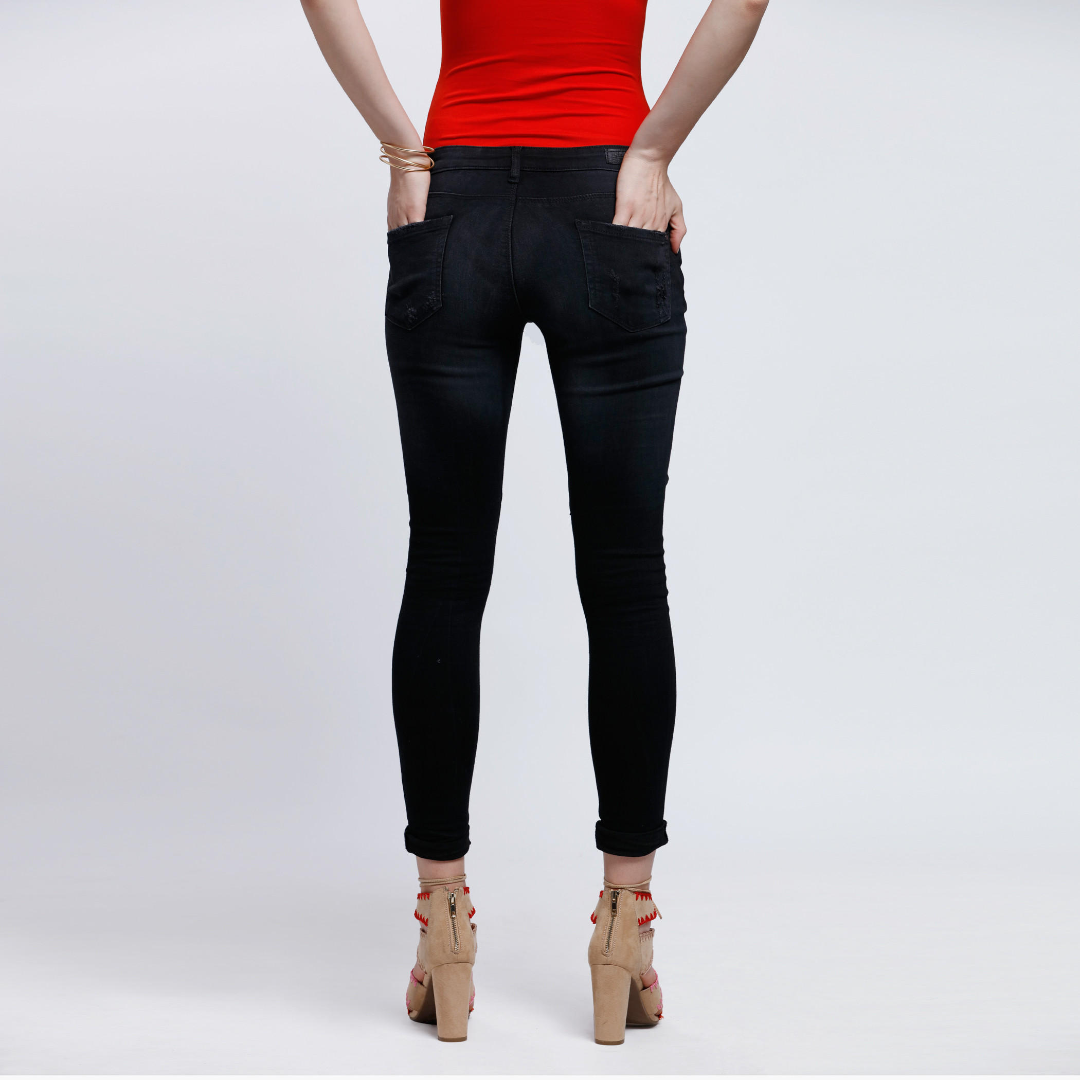 بنطال جينز مصنوع من خامات صديقة للبيئة بزر إغلاق-women-clothing-bottoms-jeans-image-2