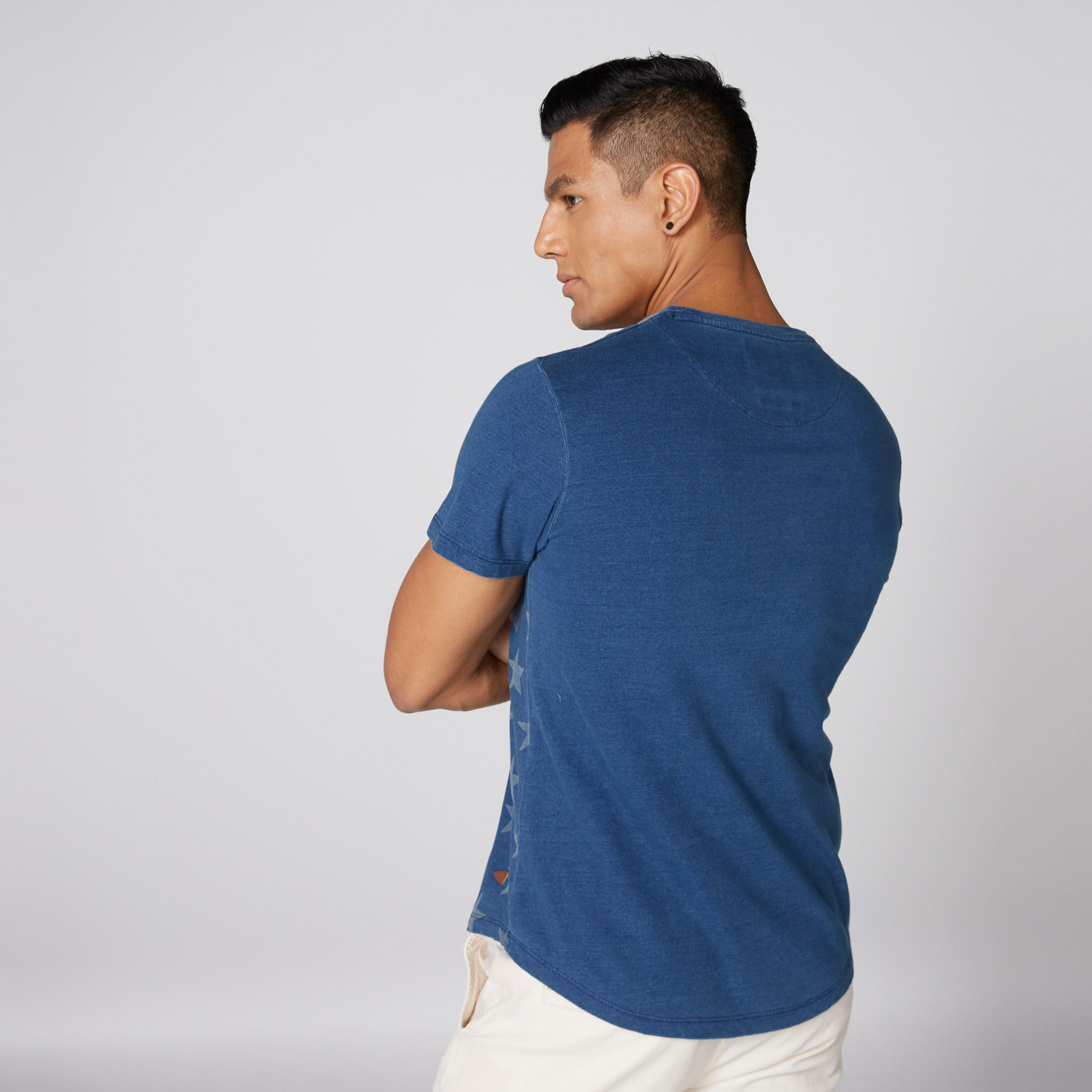 تيشيرت بياقة ضيّقة وأكمام قصيرة وطبعات-men-clothing-tshirtsandpolos-tshirts-image-2
